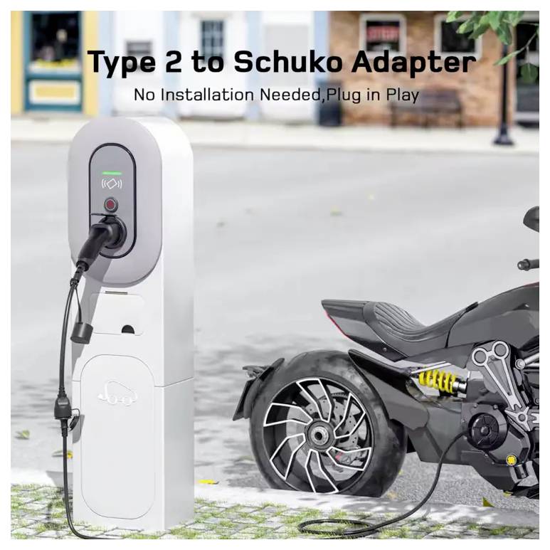„Elektrofahrzeug wird an einer Ladestation mit Type-2-zu-Schuko-Adapter geladen. Text: „Keine Installation erforderlich, Plug and Play