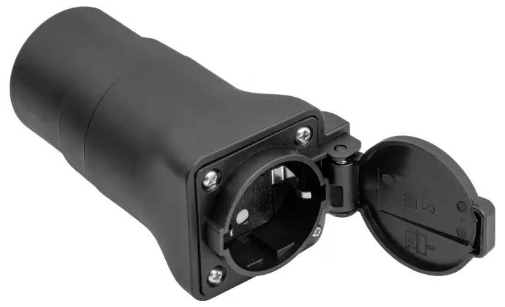 Ein schwarzer Stromstecker-Adapter mit einer Schutzklappabdeckung, entwickelt für die Kompatibilität mit europäischen Steckdosen.