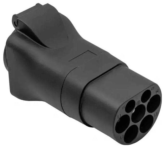 Ein schwarzer Ladestecker für Elektrofahrzeuge hat eine rechteckige Form mit sieben kreisförmigen Anschlüssen für Stromversorgung und Kommunikation.