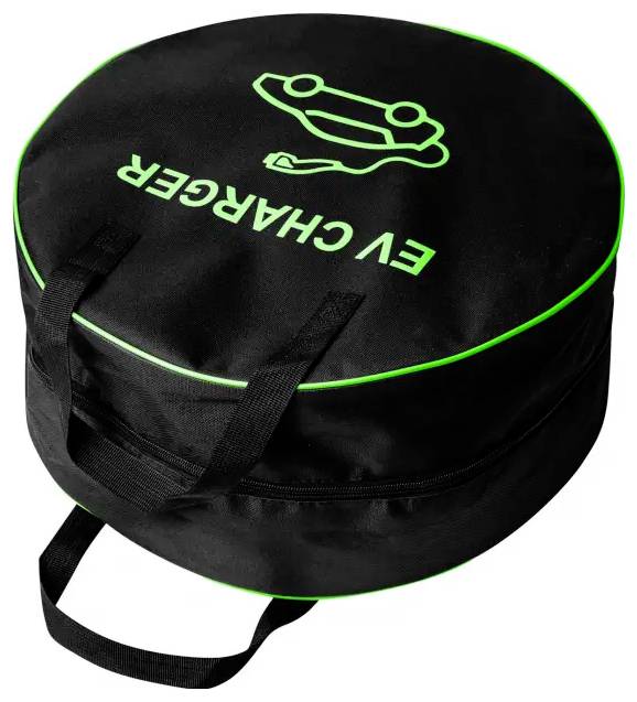 Eine runde, schwarze Aufbewahrungstasche mit grünem Rand und aufgedrucktem Text und Symbol „EV Charger