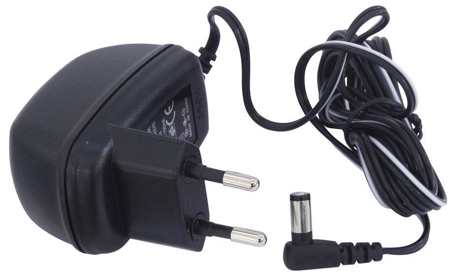 Ein schwarzer Stecker-Netzteil mit zwei Metallstiften und einem langen angebrachten Kabel, das in einem zylindrischen Anschluss endet.