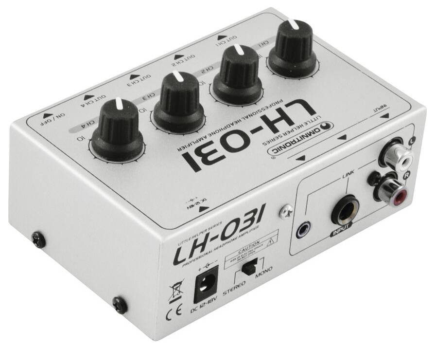 Ein kleiner silberner Audio-Verstärker mit vier schwarzen Drehreglern, die mit Gain, Bass, Treble und Volume beschriftet sind. Die Rückseite hat Ein- und Ausgänge.