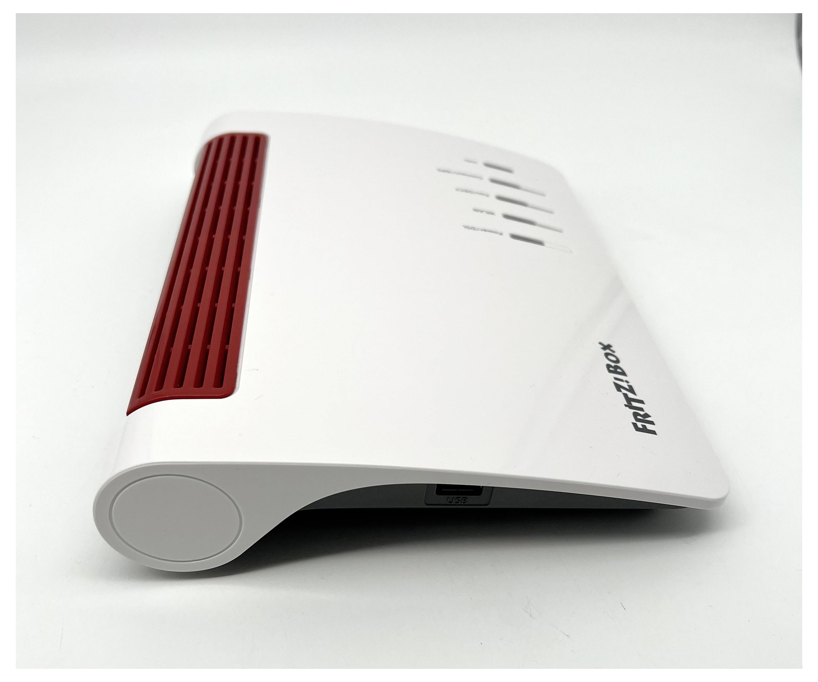 Ein weiß-roter Wi-Fi-Router mit der Bezeichnung 'FRITZ!Box' mit Lüftungslöchern auf der Oberseite und mehreren Anzeigelampen.