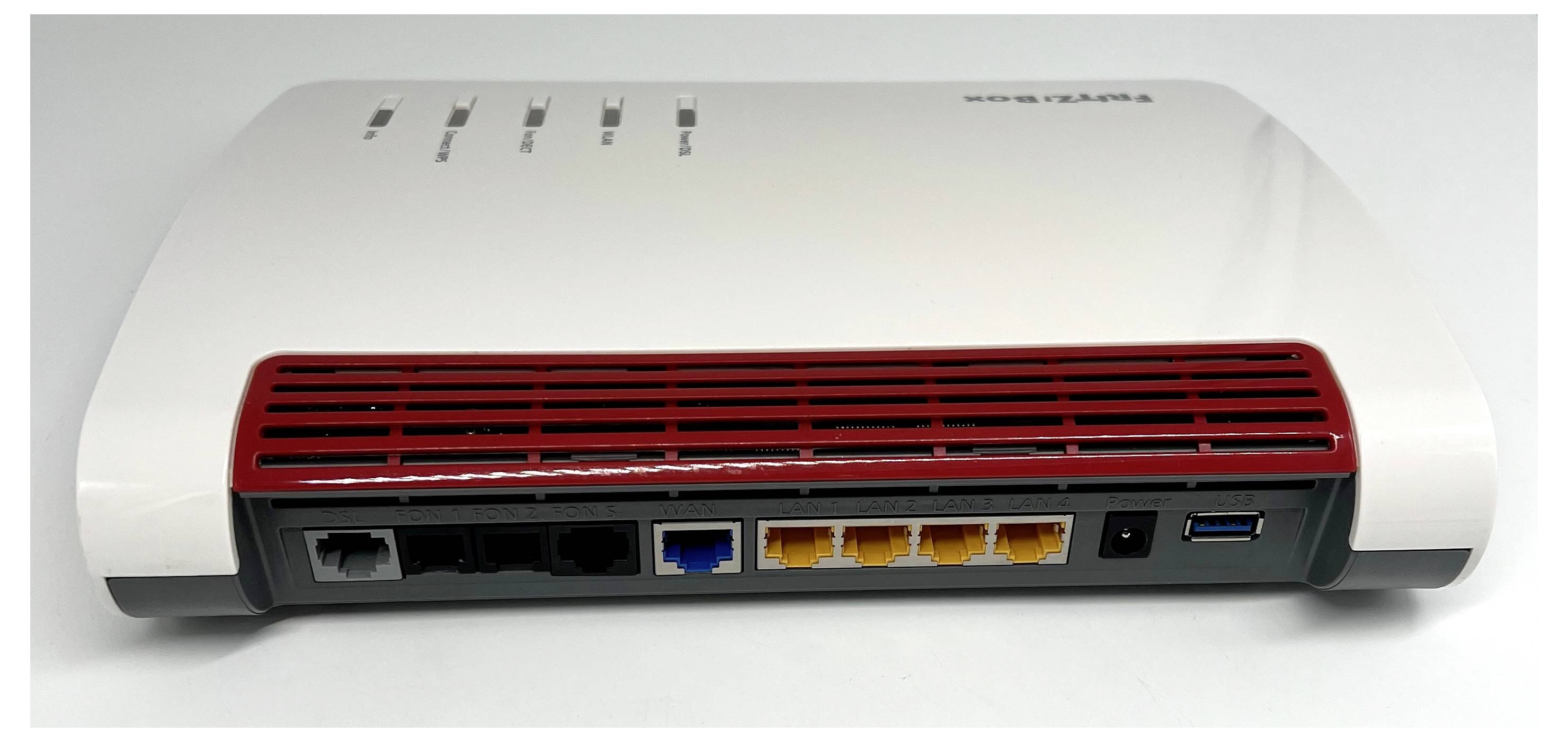 Ein weiß und rot leuchtender LED-Router mit mehreren Anschlüssen, einschließlich LAN-, USB- und Stromversorgungsanschlüssen, von hinten dargestellt.