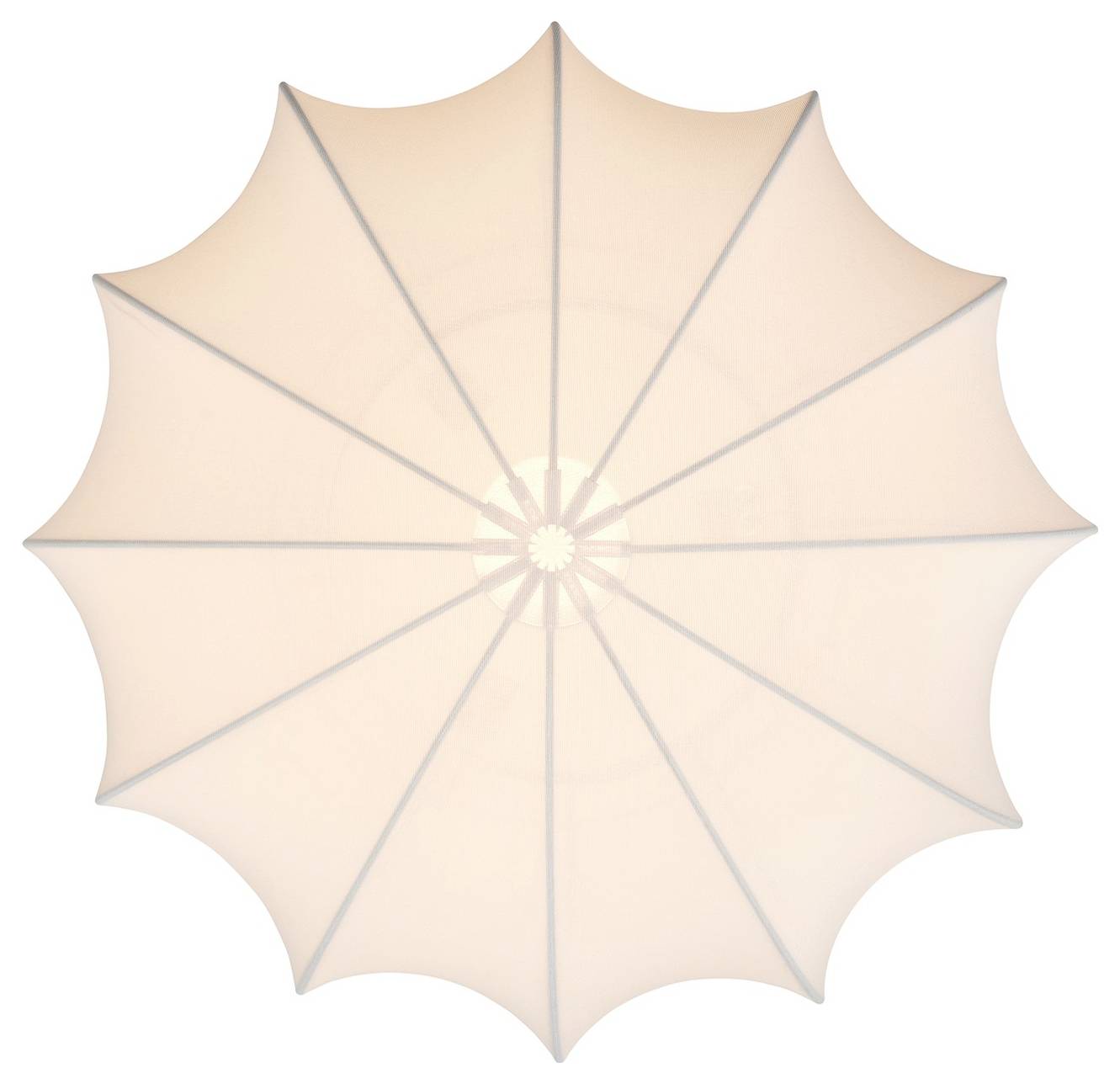Ansicht von unten eines beleuchteten Regenschirms, der durch seine Speichen ein symmetrisches Sternenmuster gegen das Licht zeigt.