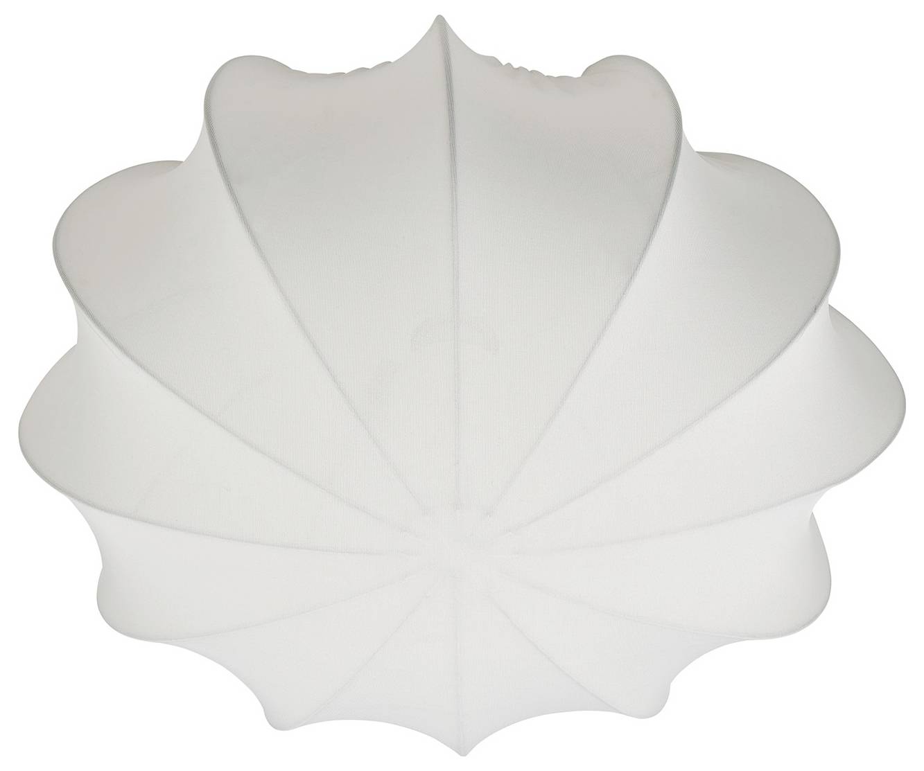 Eine weiße, muschelförmige Leuchte mit sanften Schatten, von unten betrachtet, die ein elegantes und modernes Deckenelement schafft.