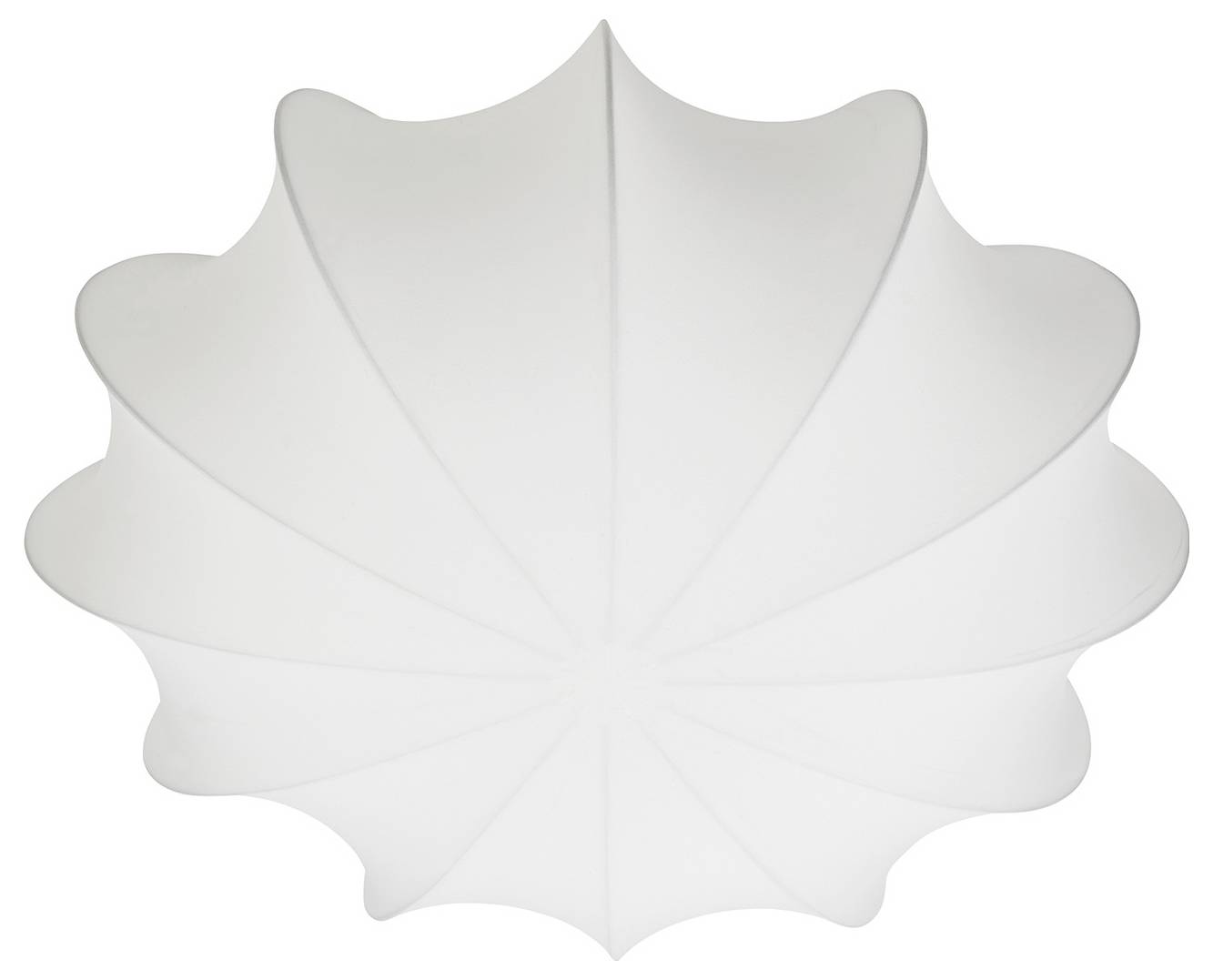 Eine weiße, gewellte Keramikschale von oben betrachtet, die einer stilisierten Blume oder Muschel mit einem symmetrischen, radialen Muster ähnelt.