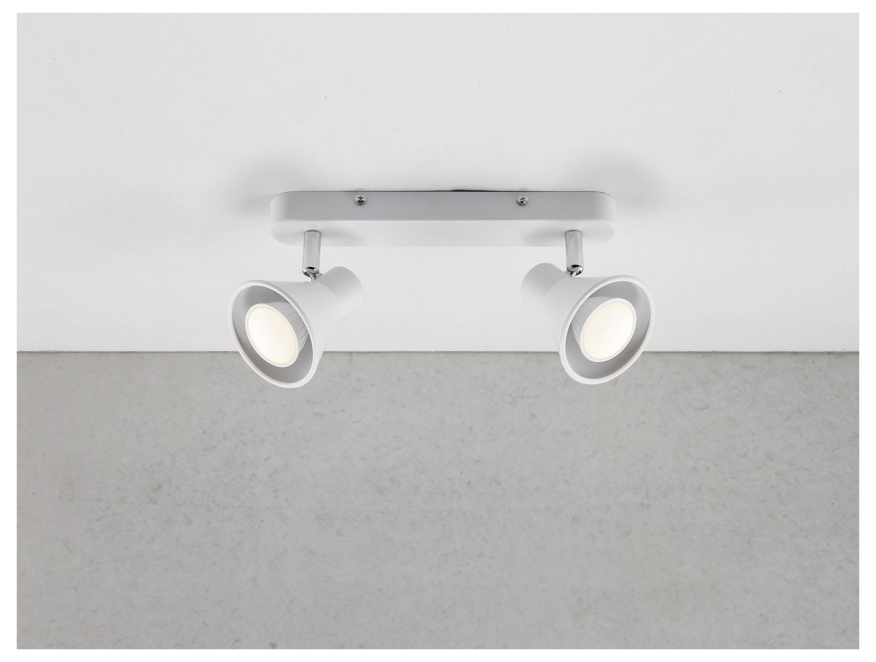 Modernes weiße Deckenleuchte mit zwei verstellbaren Spotlights auf neutralem Hintergrund.