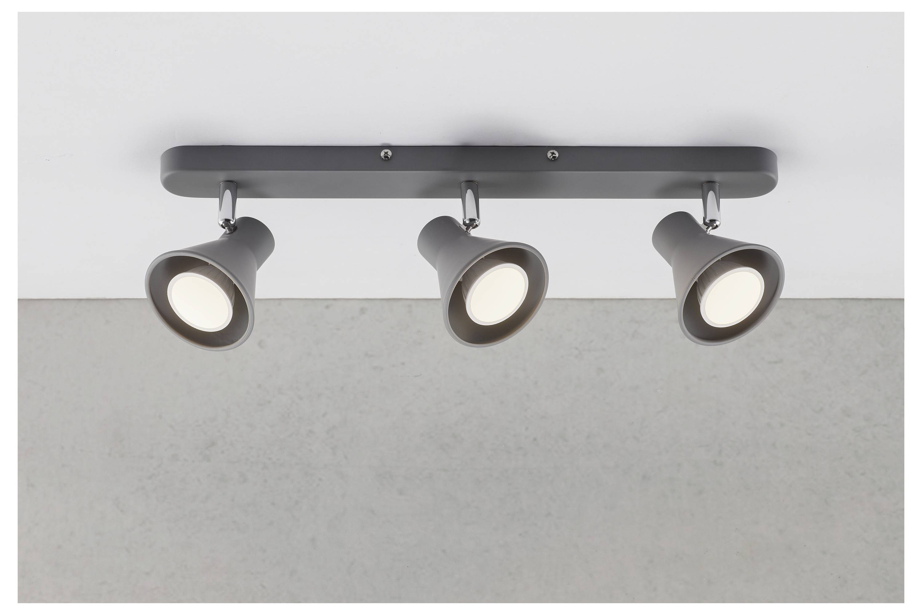 Deckenleuchte mit drei verstellbaren Spotlights in elegantem, modernem Design, die das Licht nach unten werfen.