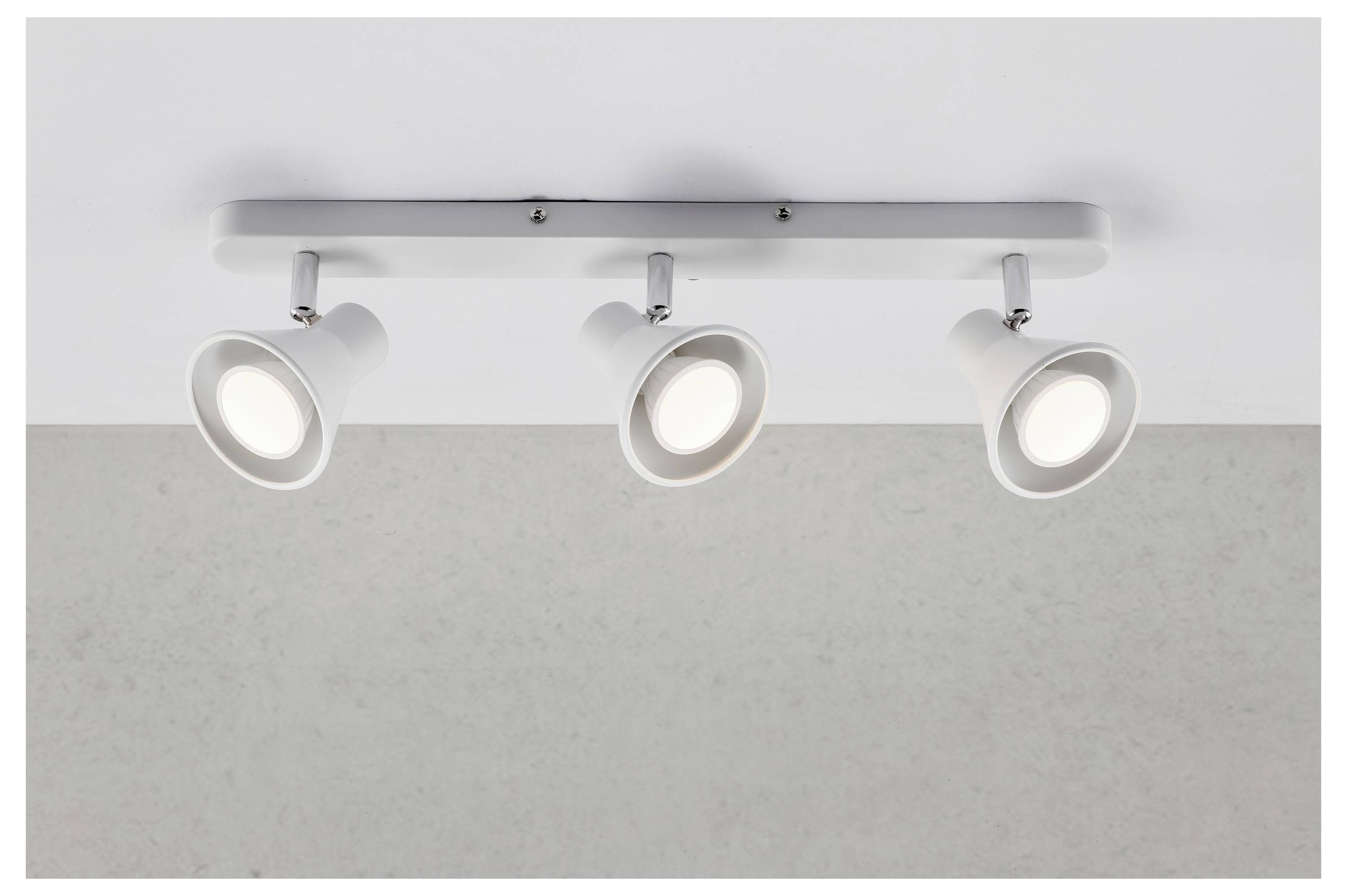 Drei verstellbare Deckenspots in einer Reihe, auf einer rechteckigen Basis montiert, die fokussierte Beleuchtung in einem minimalistischen Design bieten.