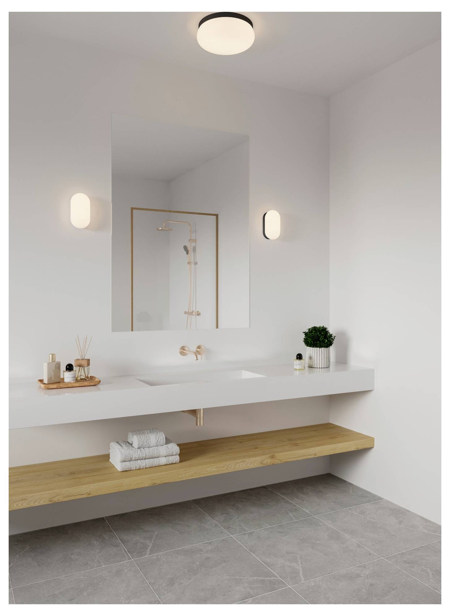 Ein modernes Badezimmer mit minimalistischem Design verfügt über einen großen Spiegel, zwei Wandleuchten, ein rechteckiges Waschbecken, ein Holzregal und einen grau gefliesten Boden.