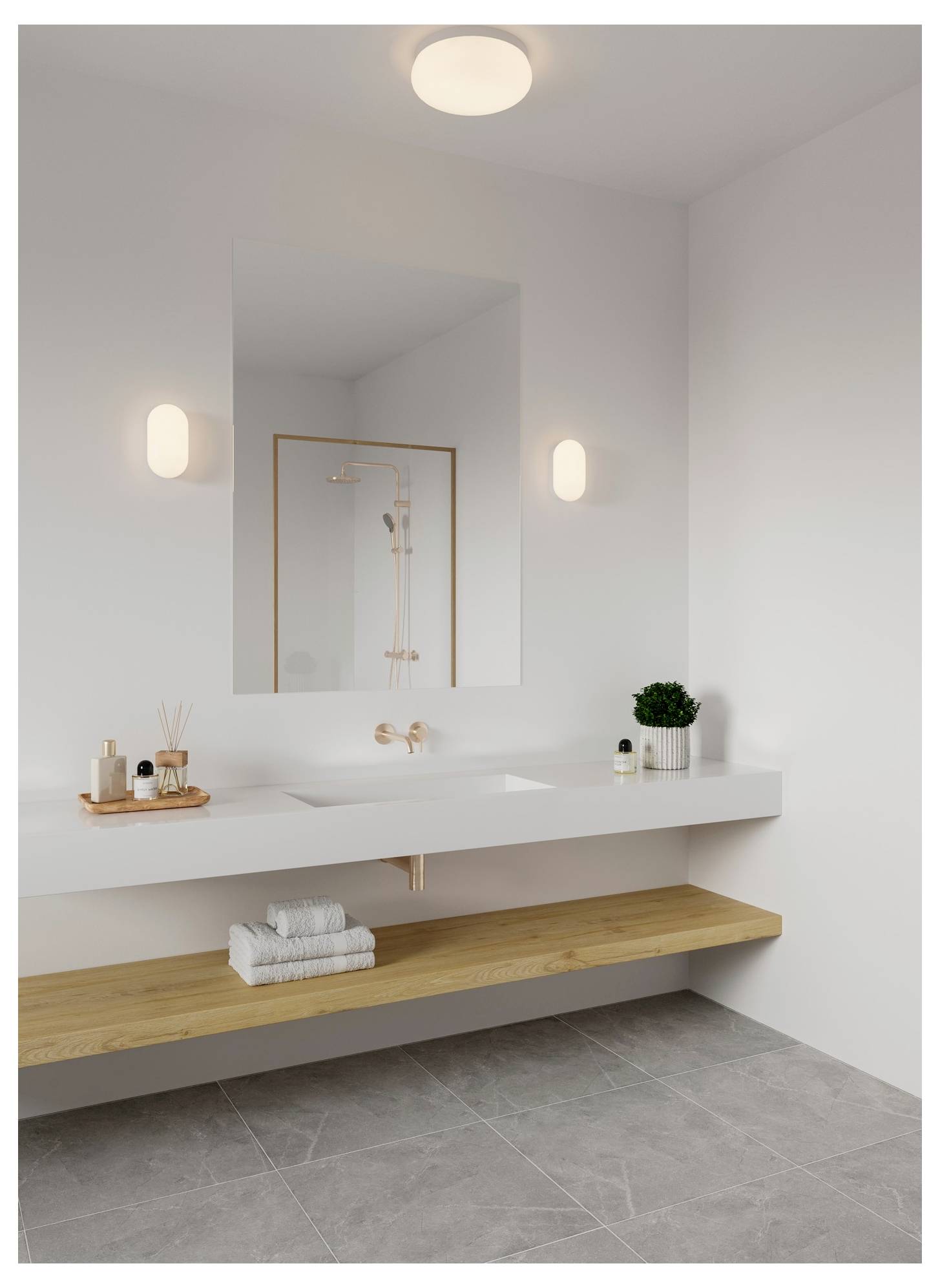 Ein modernes Badezimmer verfügt über einen großen Spiegel, ein Waschbecken mit goldfarbenen Armaturen, ein Holzregal mit zusammengelegten Handtüchern und minimalistische Dekoration.