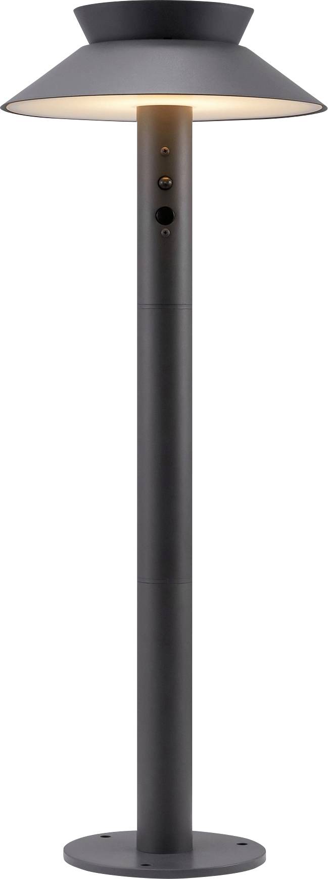 Eine elegante, moderne schwarze Außenleuchte mit breitem, geneigtem Schirm, der Licht nach unten wirft. Die Leuchte hat einen hohen, zylindrischen Fuß.