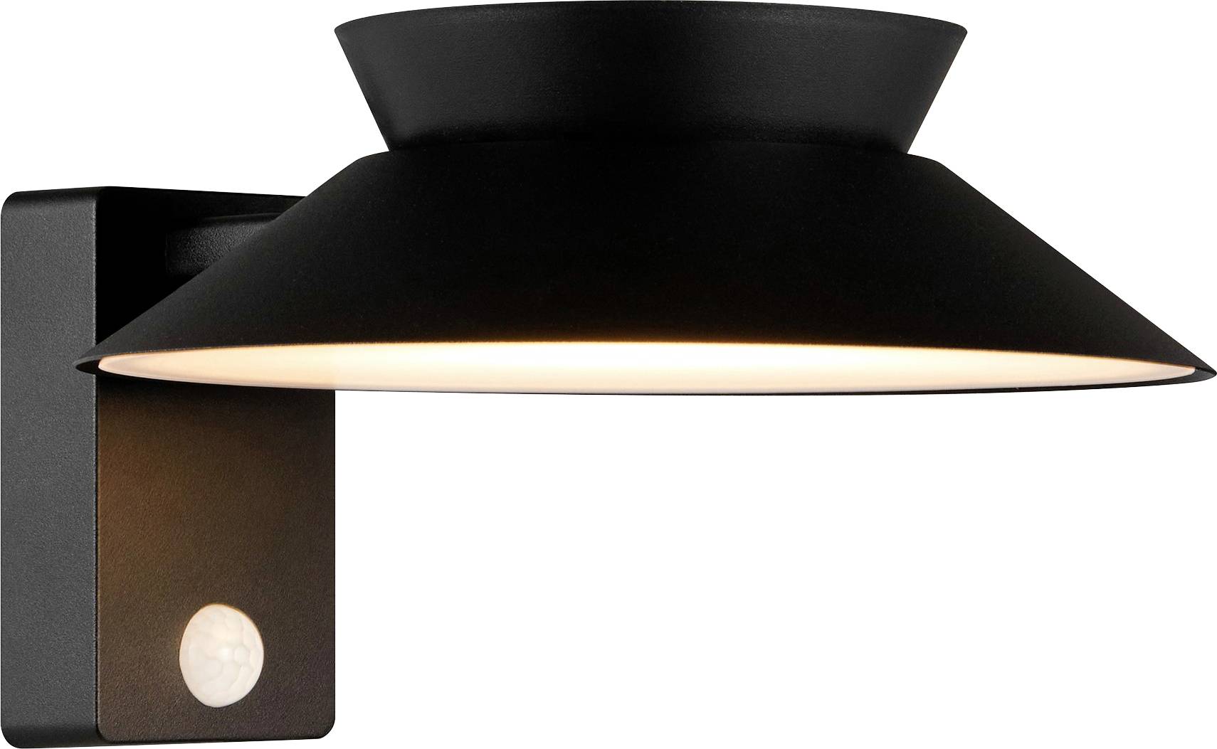 Eine moderne schwarze Wandleuchte mit einem breiten, flachen, konischen Schirm, der nach unten leuchtet. Ein runder Bewegungsmelder ist auf der Montageplatte sichtbar.