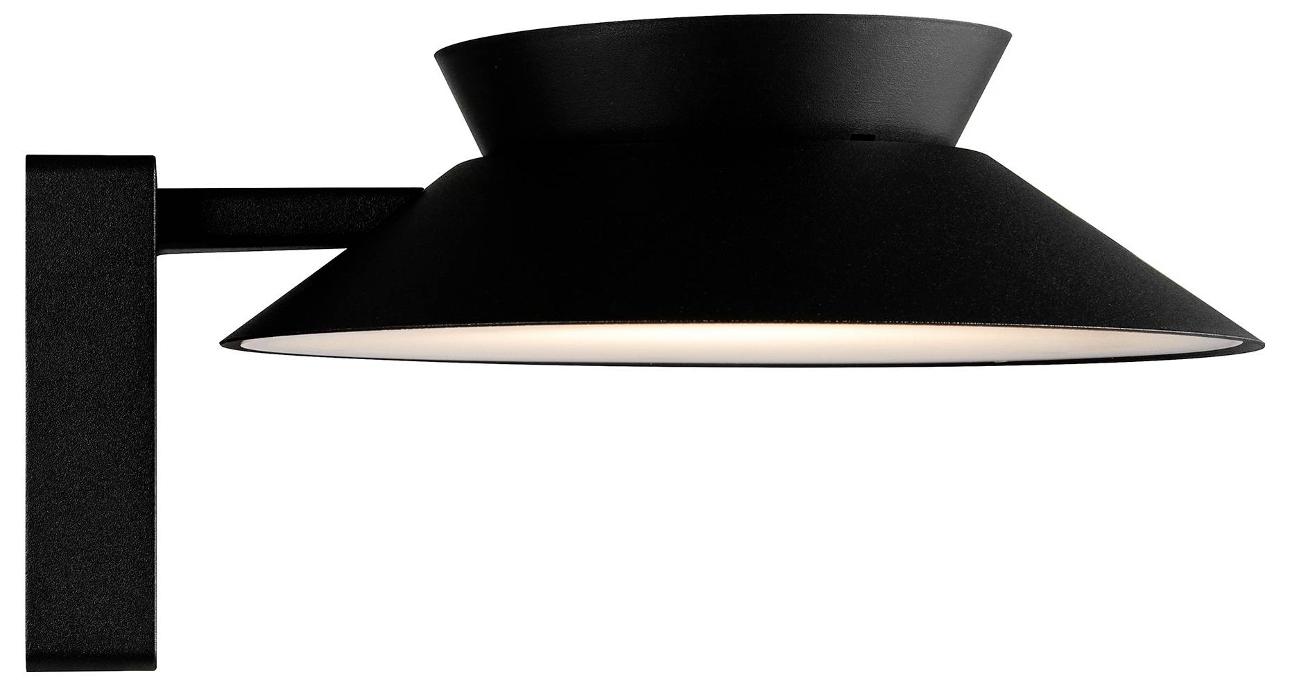 Eine schwarze, moderne wandmontierte Lampe mit einem breiten, kegelförmigen Schirm, der das Licht nach unten wirft, geeignet für den Innen- oder Außenbereich.
