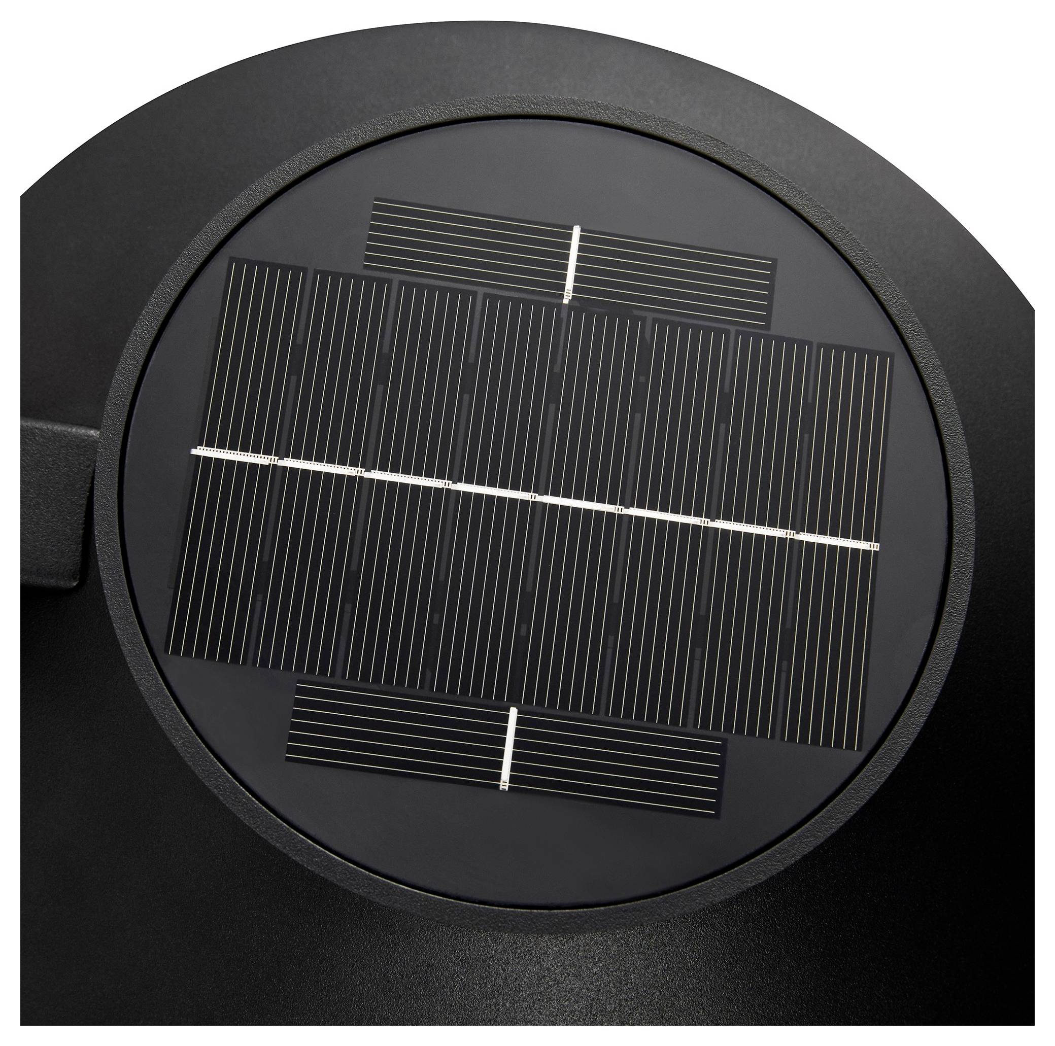 Ein rundes Solarpanel, das in einer dunklen Oberfläche eingebettet ist, fängt Sonnenlicht zur Energieerzeugung ein.