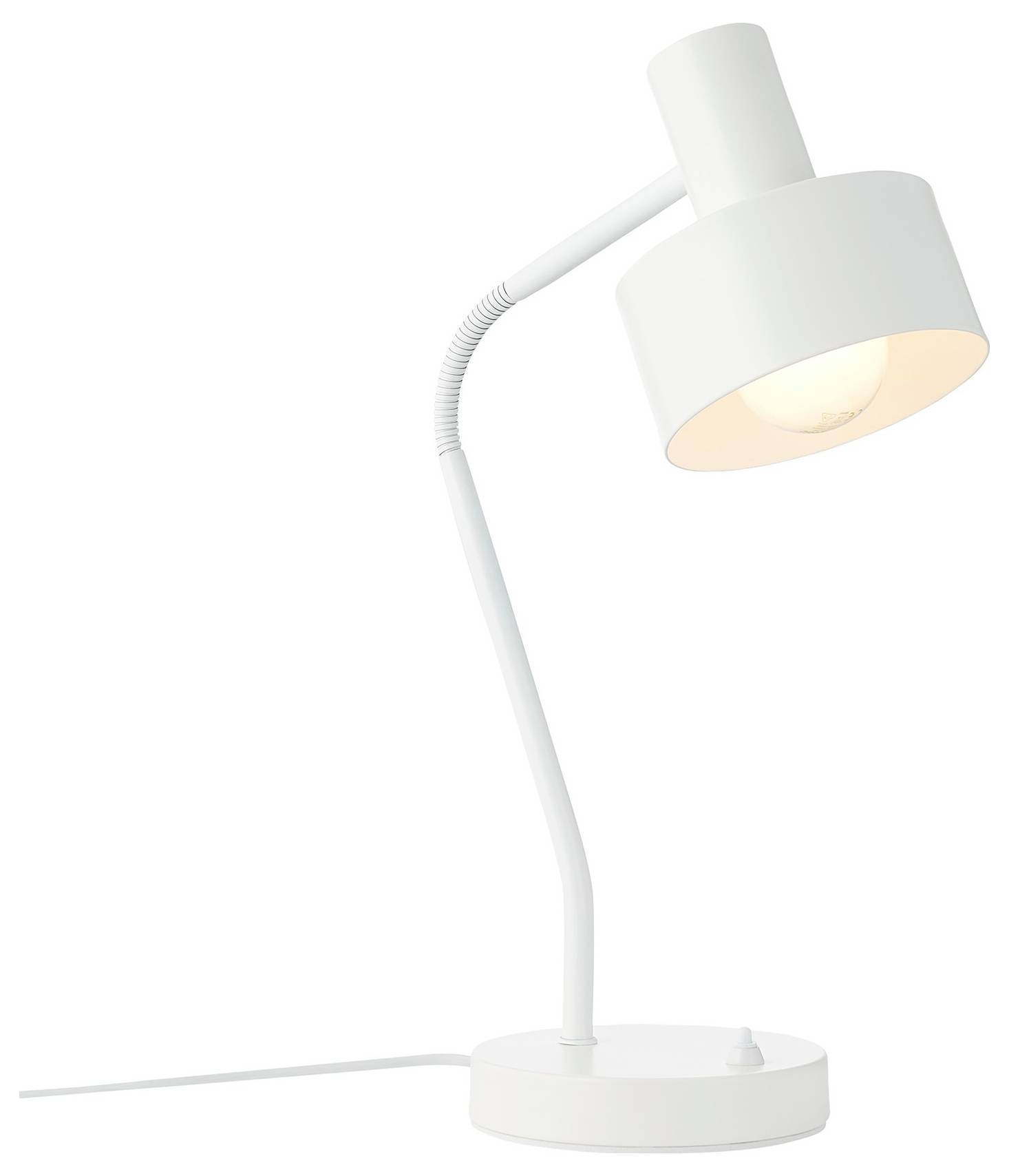 Eine weiße Schreibtischlampe mit rundem Sockel und verstellbarem Hals, sichtbare leuchtende Glühbirne, auf einer ebenen Fläche platziert.