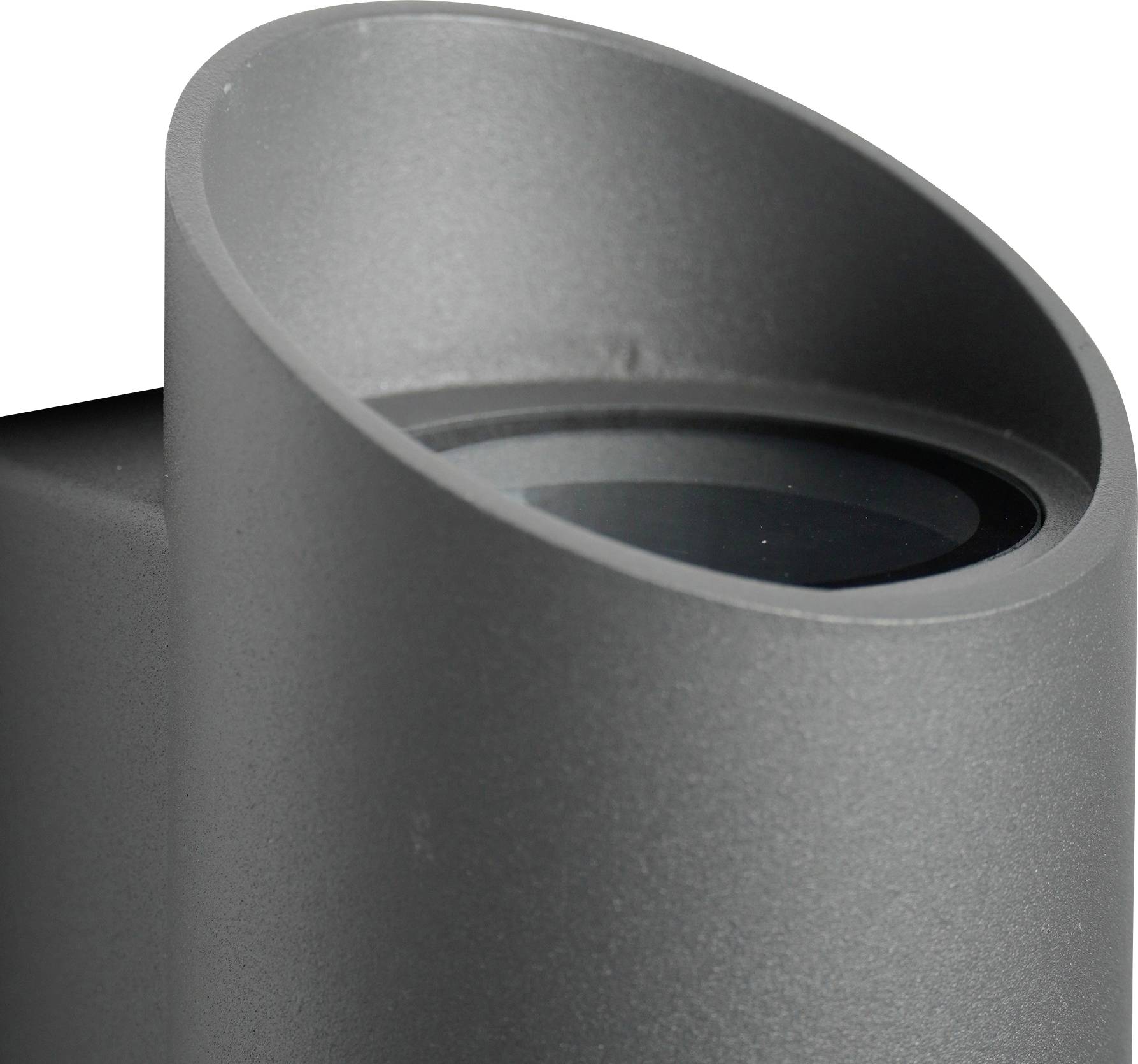 Nahaufnahme eines modernen, zylindrischen, metallischen Objekts mit einer versenkten Linse, möglicherweise Teil einer Leuchte oder einer Kamera.