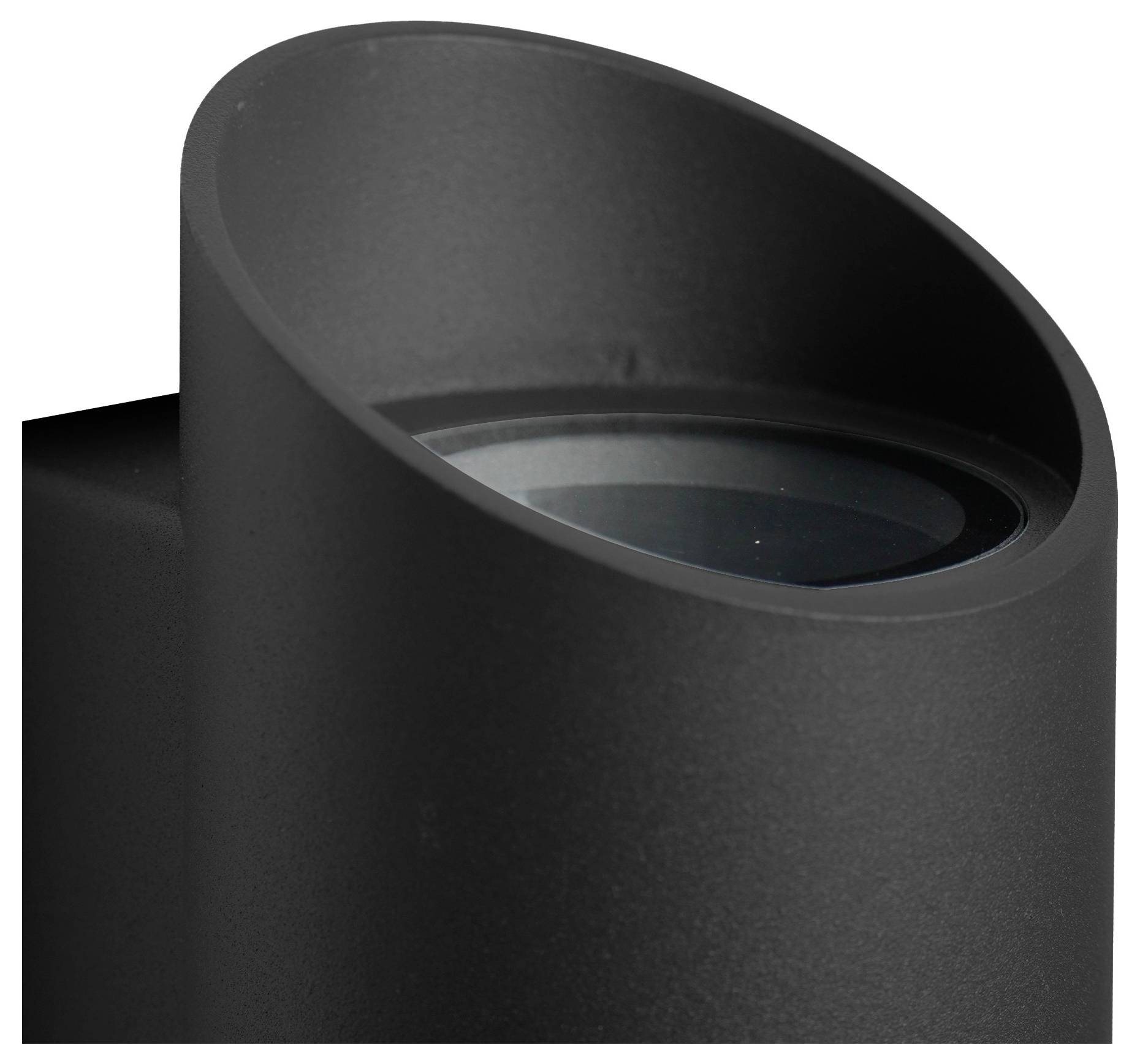 Eine Nahaufnahme eines modernen, zylindrischen, schwarzen Scheinwerfers, der nach oben gerichtet ist, mit einer sichtbaren Linse in der Leuchte.