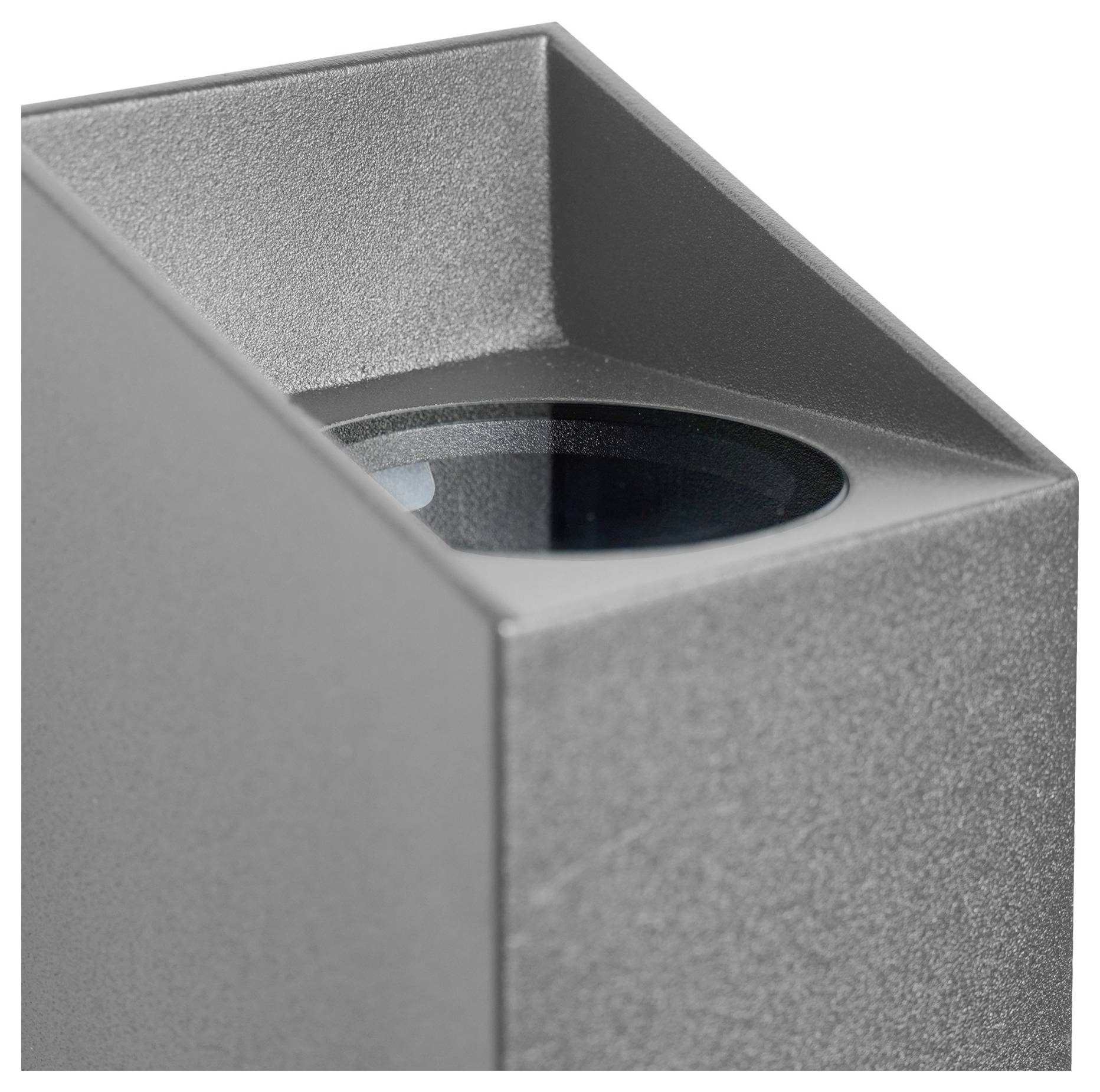 Eine Nahaufnahme einer modernen, kantigen Leuchte mit metallischem grauem Finish, die ihr minimalistisches Design und die versenkte Glühbirne hervorhebt.