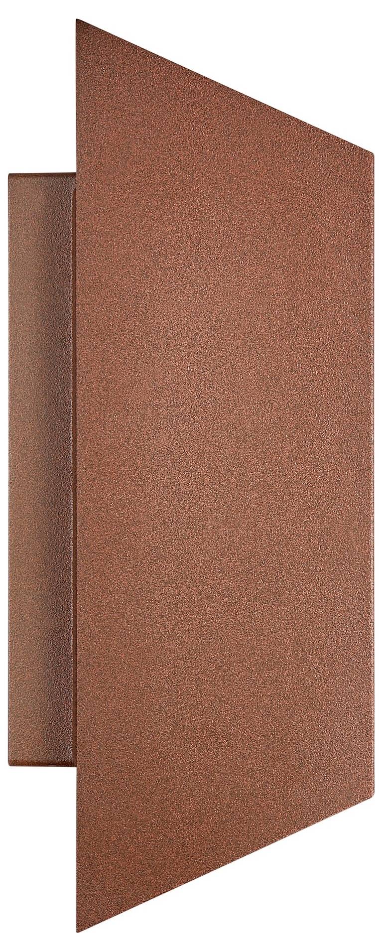 Ein geometrisches, rostfarbenes Metallwandpanel mit scharfen Winkeln und einer strukturierten Oberfläche wird vor einem weißen Hintergrund präsentiert.