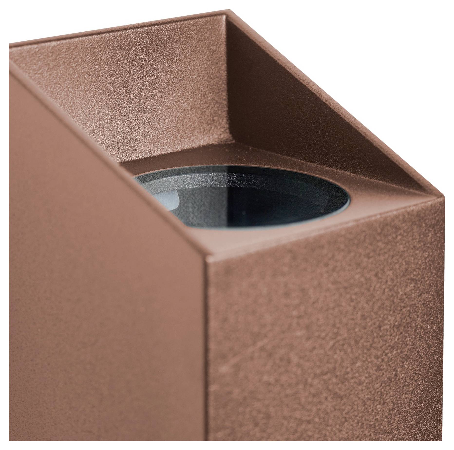 Nahaufnahme einer modernen braunen metallischen Leuchte mit einem geneigten Design, die die eingelassene kreisförmige Linse oben hervorhebt.