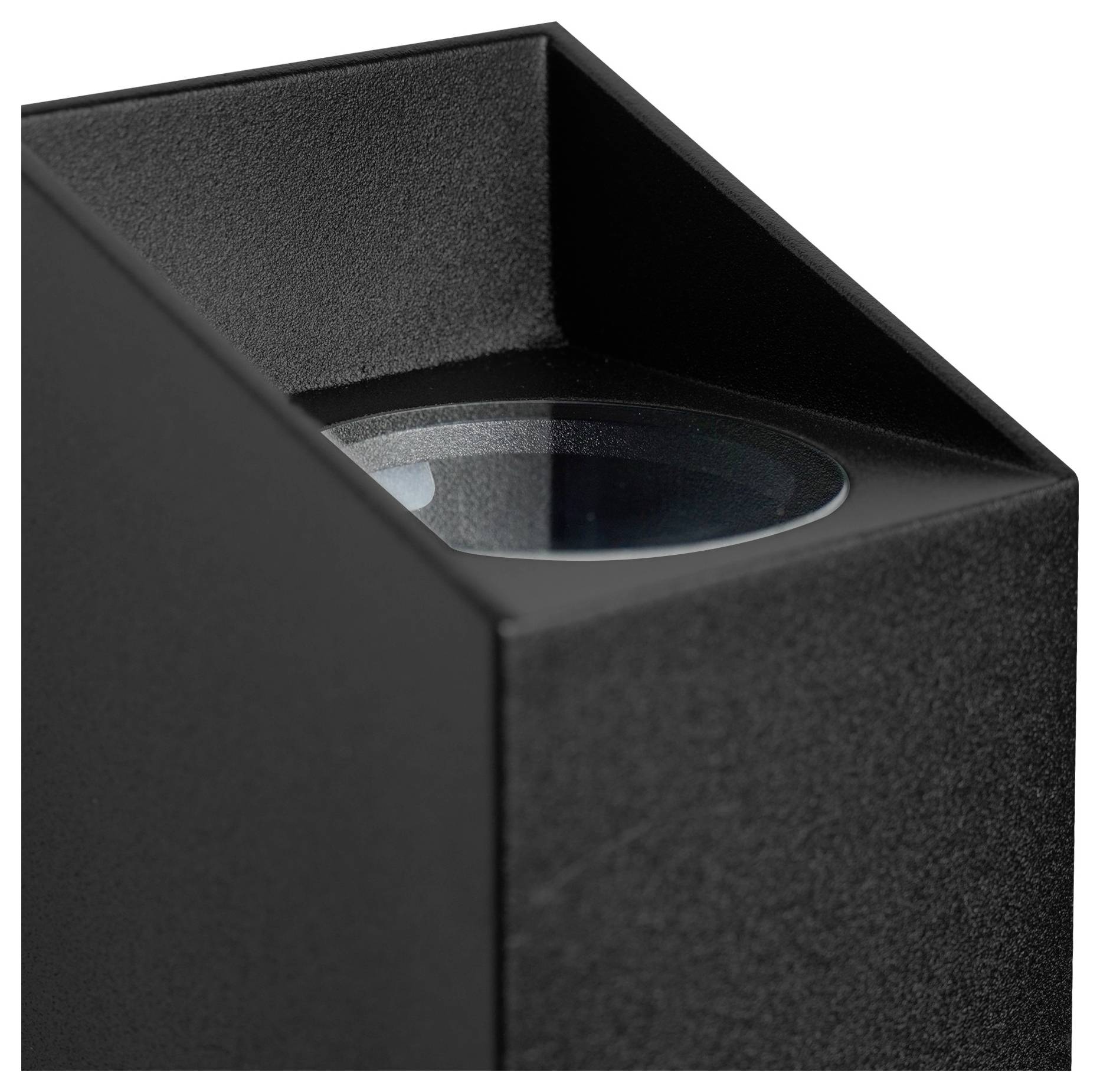 Eine Nahaufnahme einer schwarzen, abgewinkelten Außenwandleuchte mit Linse und eckigem Design, verwendet für moderne architektonische Beleuchtung.