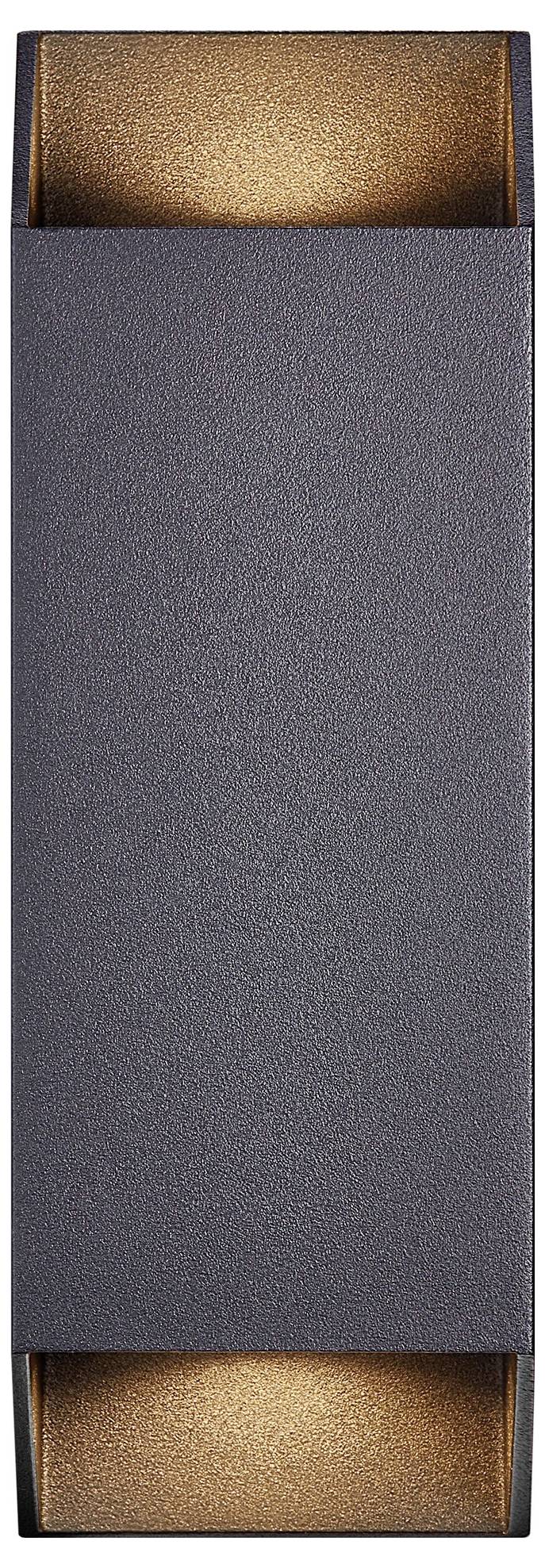 Eine rechteckige Wandleuchte mit dunkler Oberfläche strahlt warmes Licht von oben und unten aus und erzeugt ein sanftes Leuchten an der Wand.