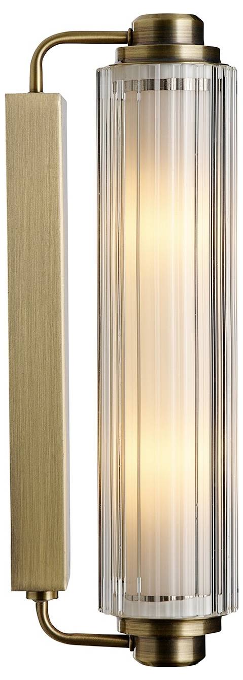 Eine vertikale, zylindrische Wandleuchte mit Messingrahmen und geripptem Glas. Sie strahlt ein warmes Licht aus und verleiht der Einrichtung einen eleganten Touch.