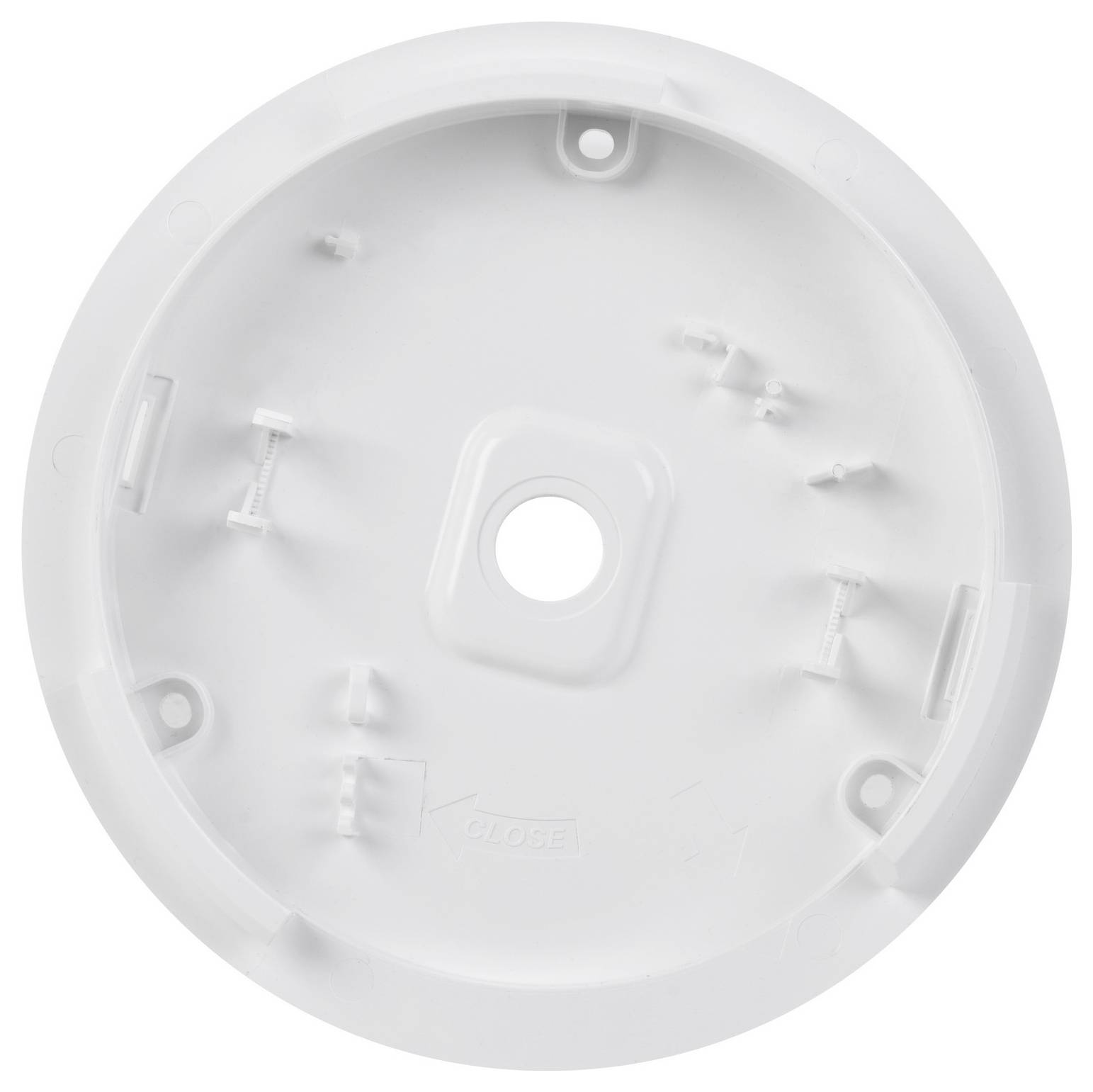 Eine runde weiße Kunststoffhalterung mit einem zentralen Loch und mehreren Befestigungsschlitzen, die häufig zur Befestigung von Rauchmeldern an Decken verwendet wird.