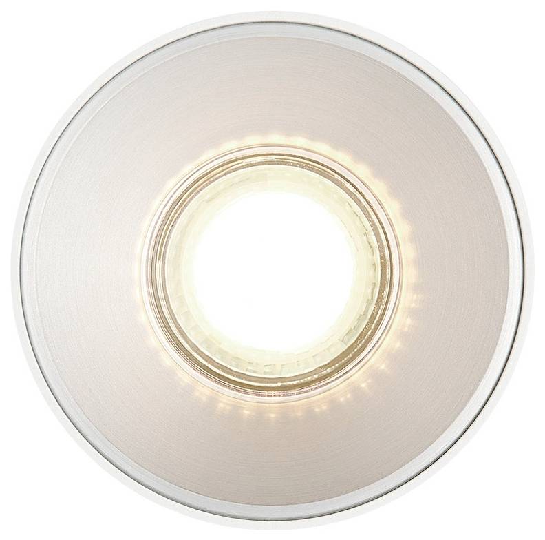 Eine runde versenkte LED-Deckenleuchte mit metallischer Einfassung, die ein warmweißes Licht ausstrahlt, von unten betrachtet.