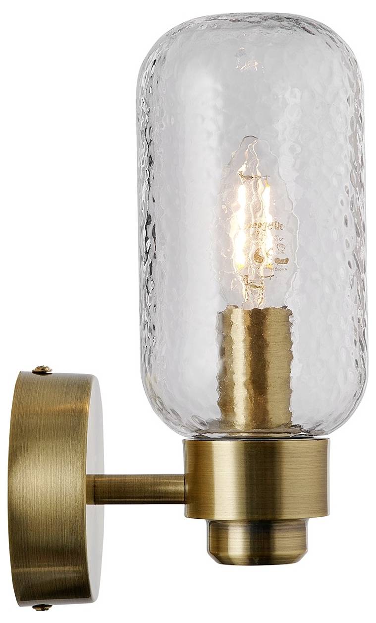 Eine Wandleuchte aus Messing mit klarem gehämmertem Glassschirm, der eine leuchtende Glühbirne im Inneren zeigt.