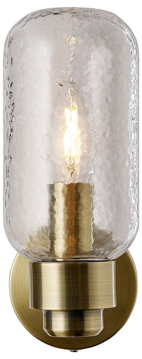 Eine Messingwandleuchte mit einem strukturierten Glassschirm, das ein warmes, glühendes Licht ausstrahlt.