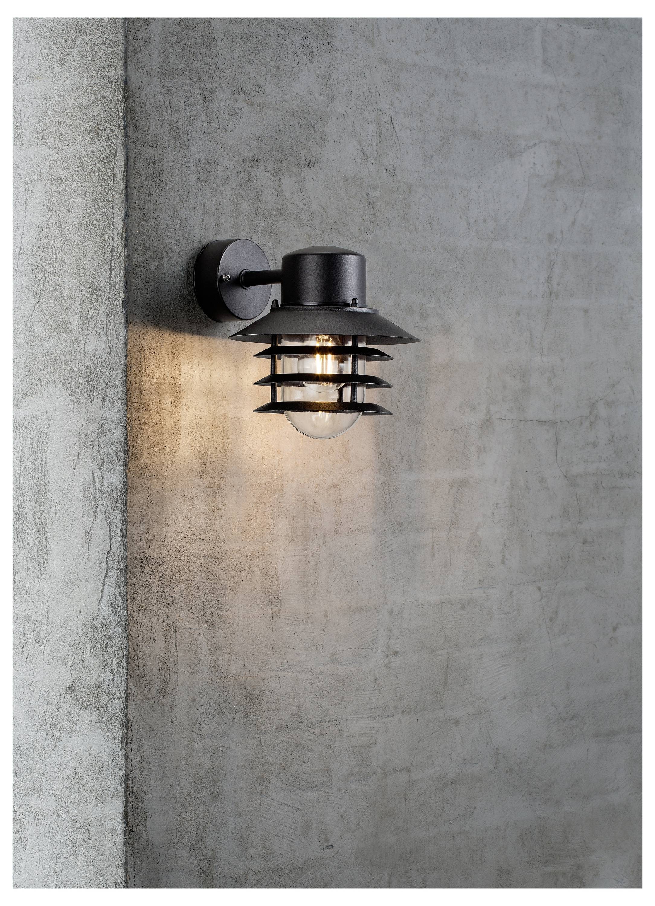 Eine moderne Außenwandleuchte mit schwarzer Metallfassung, an einer strukturierten grauen Wand montiert, beleuchtet die Umgebung in einer dunklen Umgebung sanft.