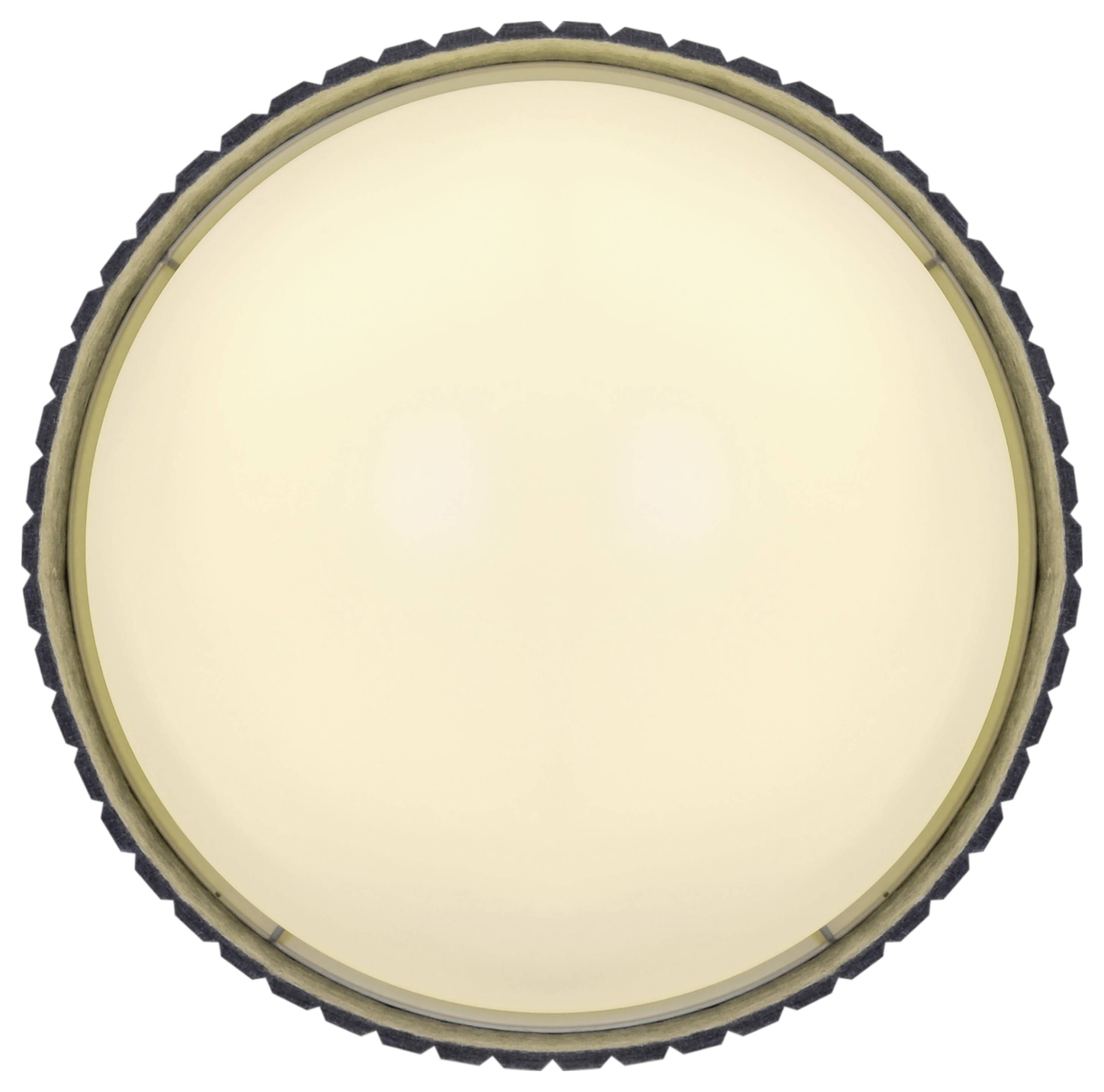 Eine Nahaufnahme einer runden, beige und schwarzen Flaschenkrone mit einer strukturierten Außenkante.