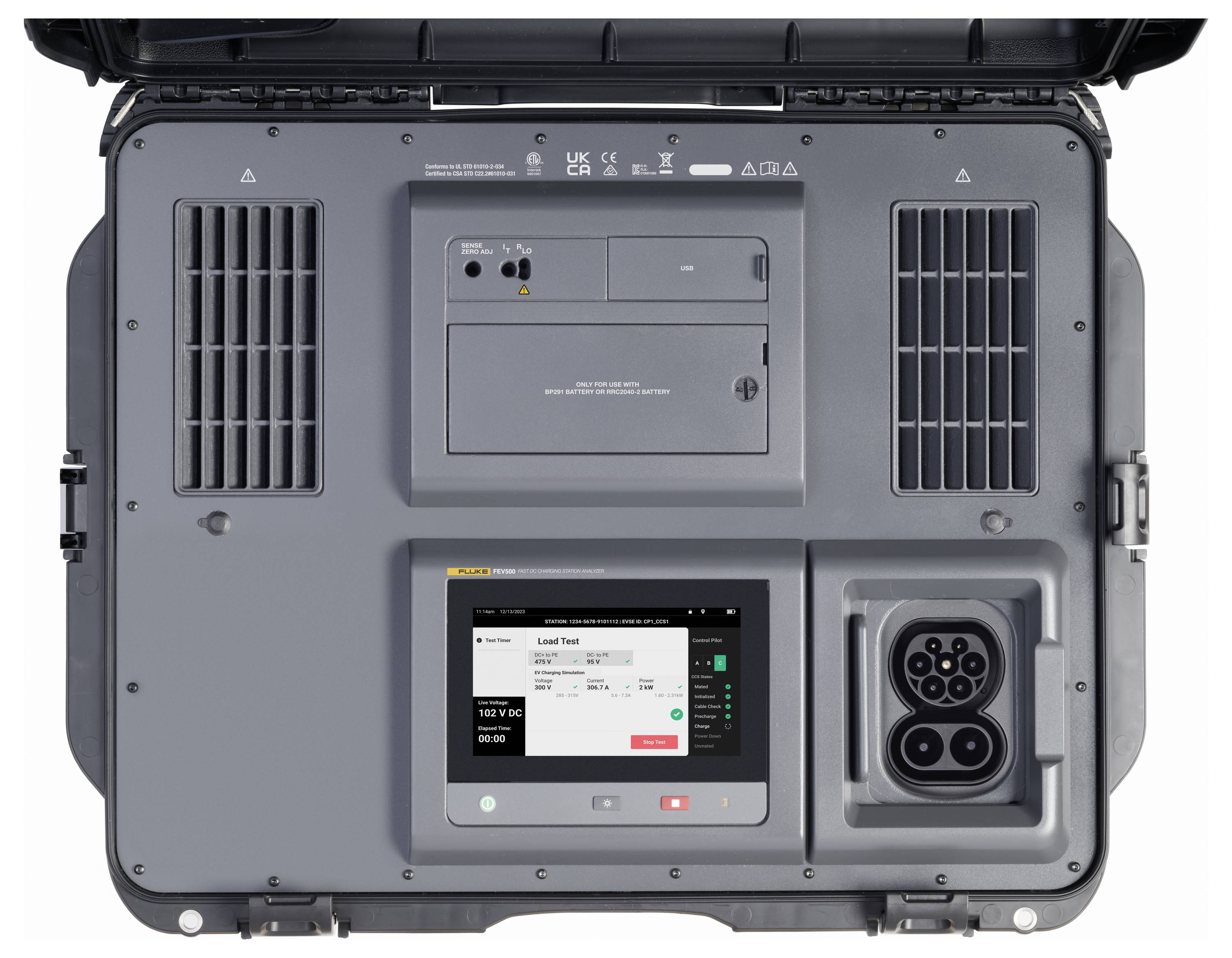 Frontansicht einer Ladestation für Elektrofahrzeuge mit einem Touchscreen-Interface, das den Ladestatus, Schaltflächen zur Steuerung und Anschlussports anzeigt.