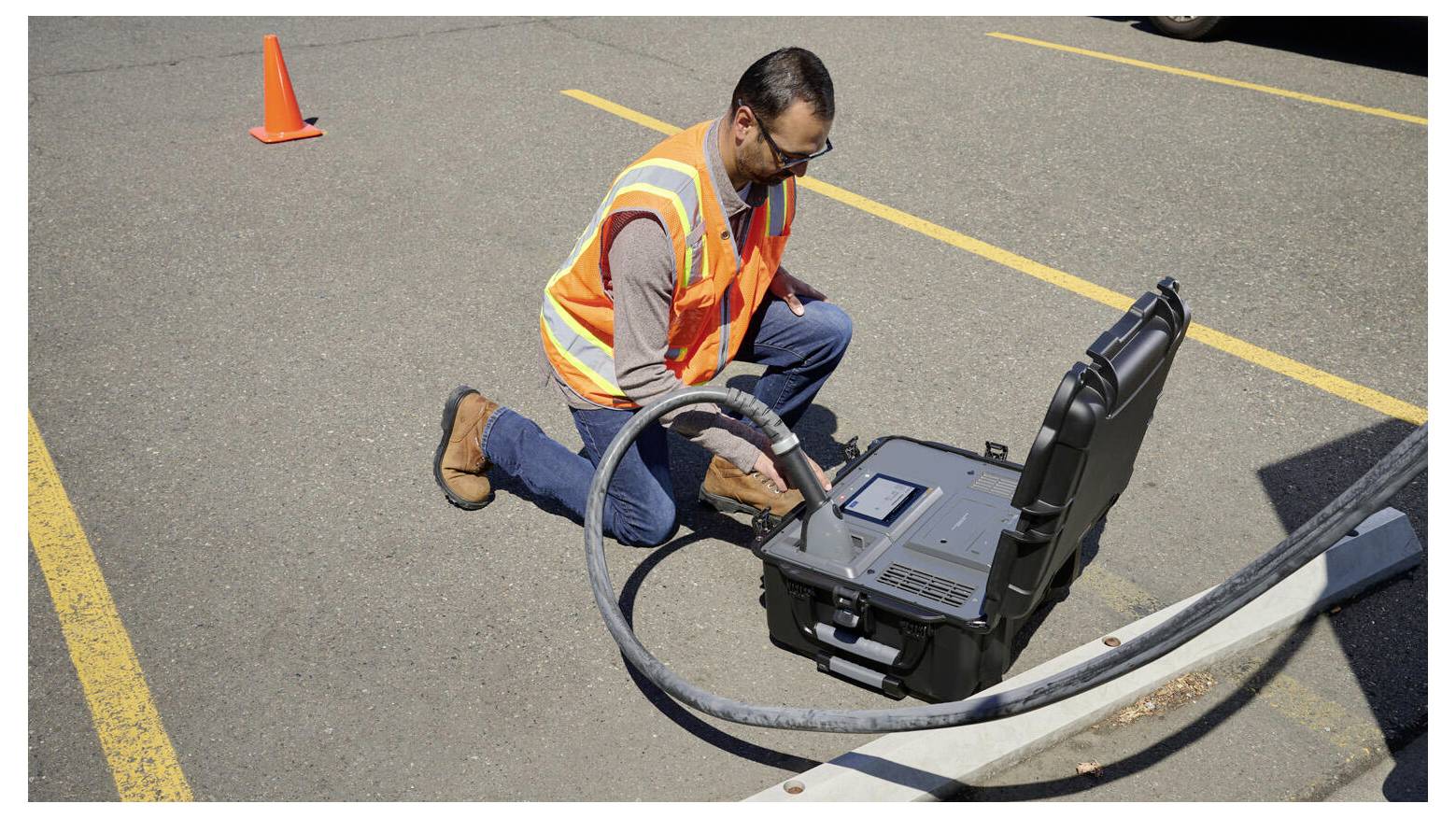 Ein Klapphandy auf einer Ladestation zeigt die Uhrzeit „12:34