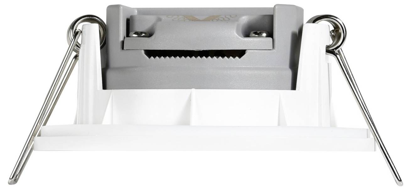 Ein Nahaufnahme einer eingelassenen Leuchte mit Metallklammern und einer Fassung, von unten betrachtet, zeigt Details ihres Befestigungsmechanismus.