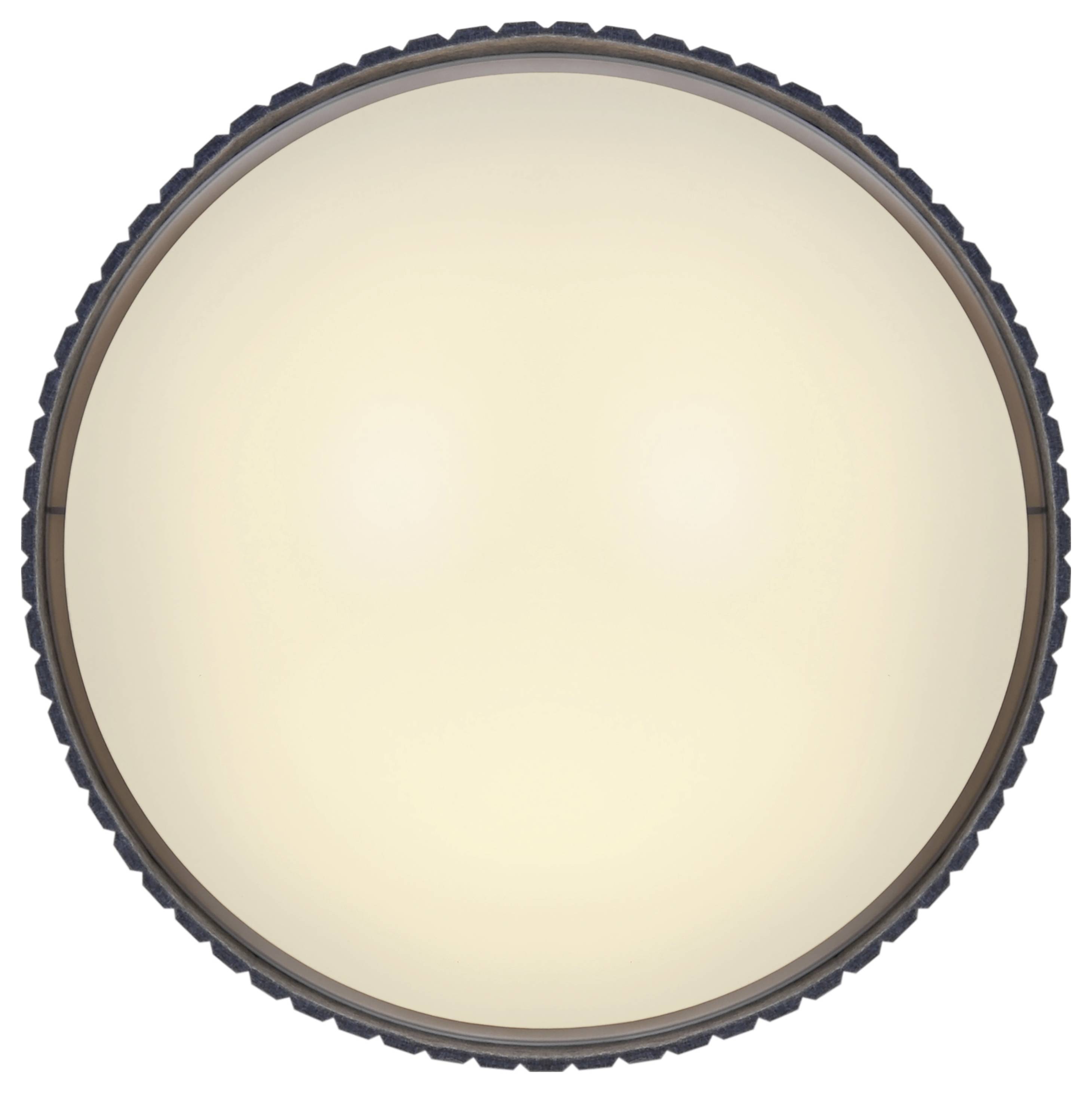 Eine Nahaufnahme einer runden, beigen Deckenleuchte mit strukturierter schwarzer Kante, die sanft leuchtet.