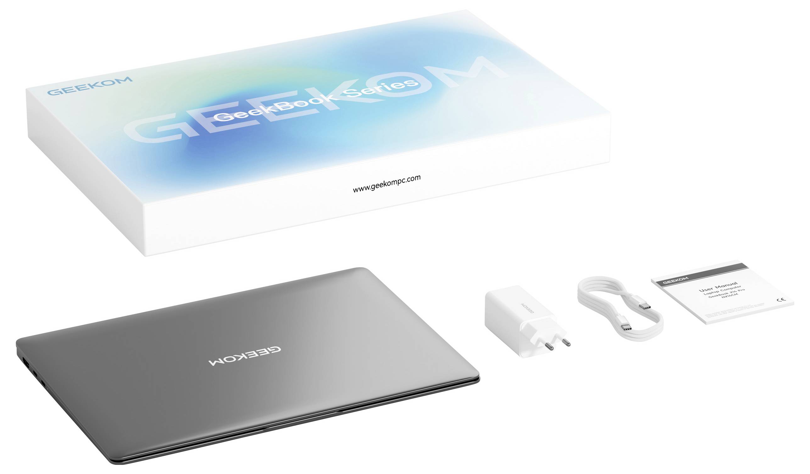Ein Geekom-Laptop mit Netzteil, USB-Kabel und Benutzerhandbuch, gezeigt neben der Produktverpackung, auf der das Geekom-Logo angezeigt wird.