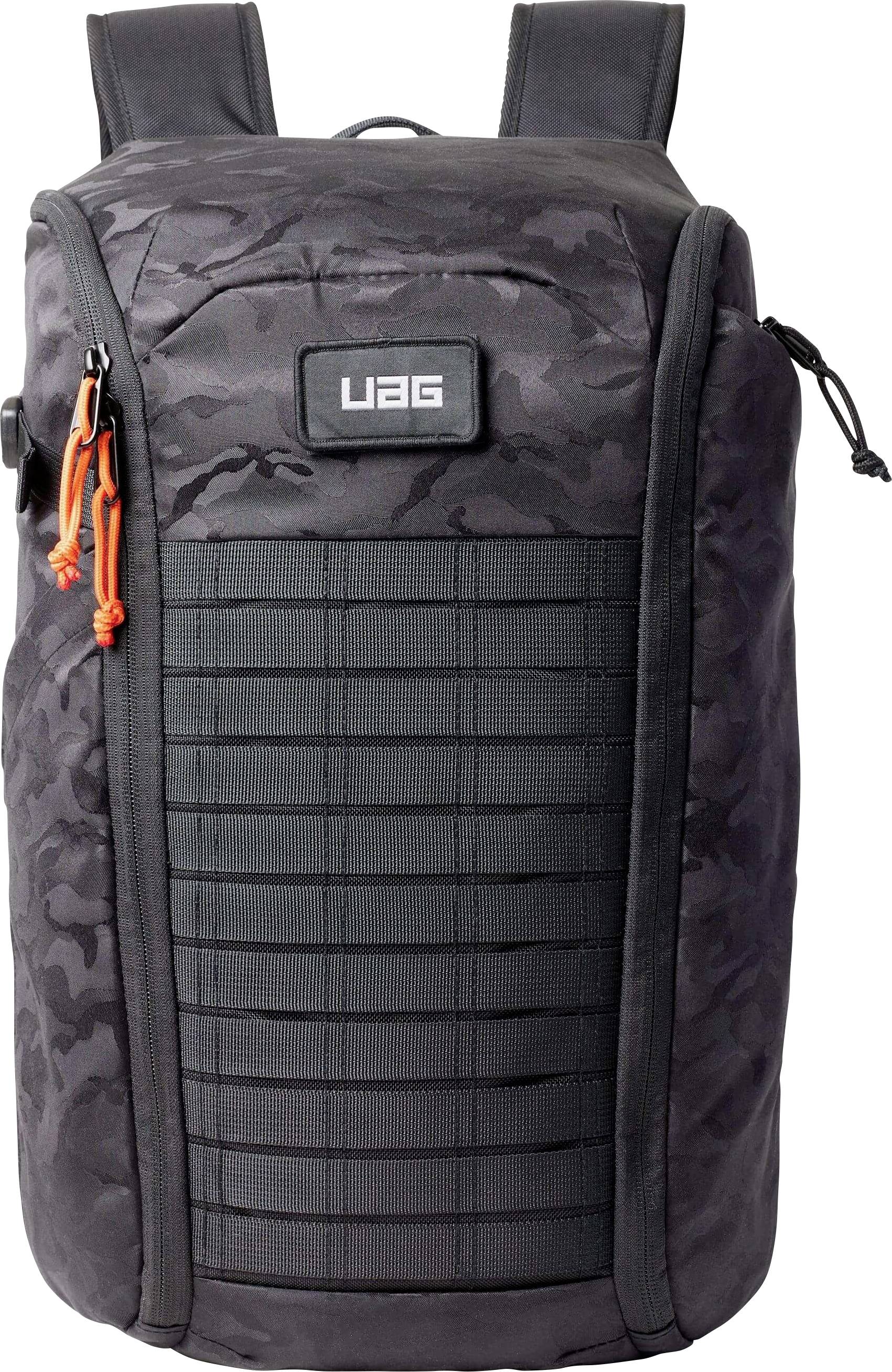Ein schwarzer UAG-Rucksack mit Camouflage-Muster, mit orangefarbenen Reißverschlusszügen und einem vorderen Gitterdesign zur Befestigung.