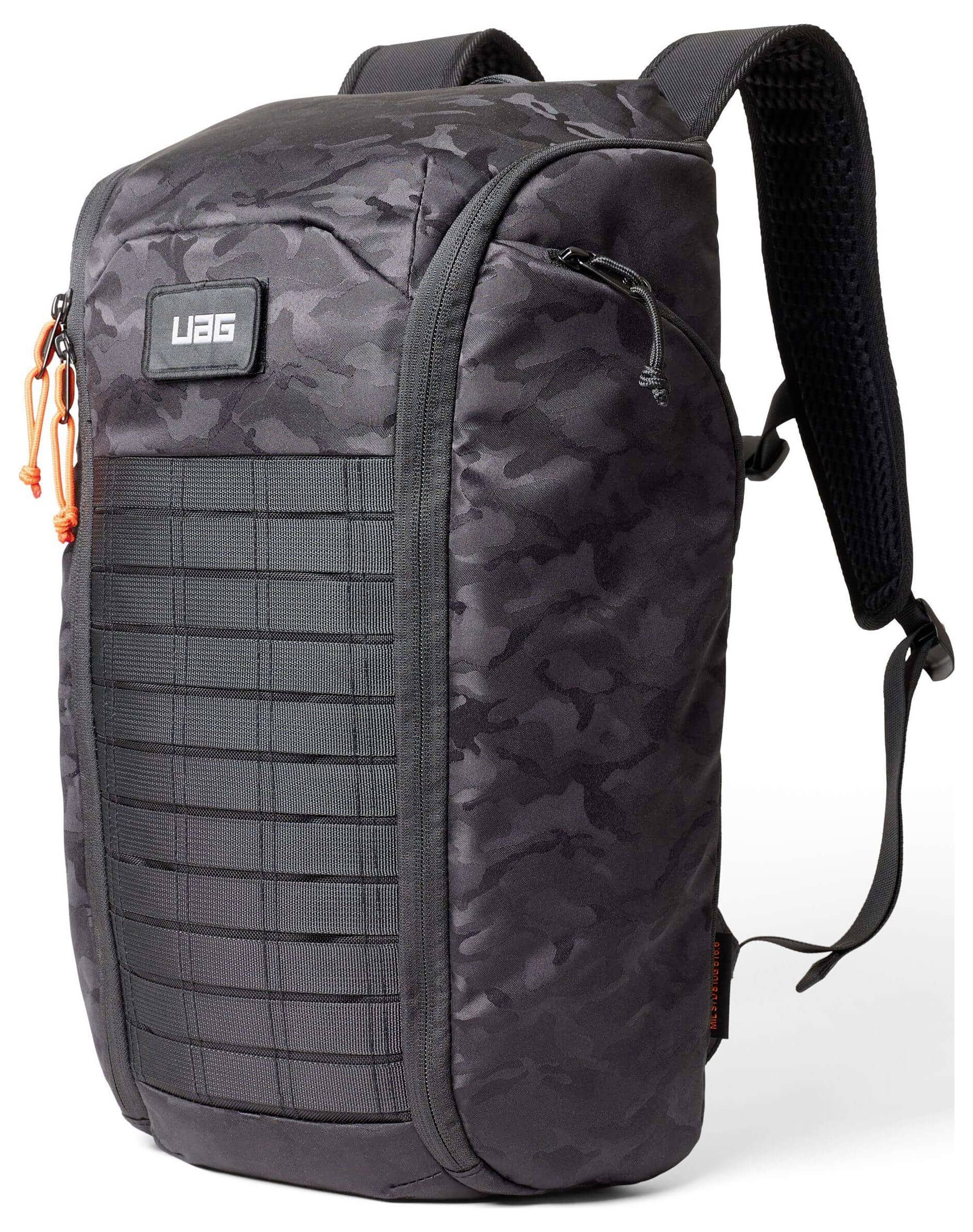 Ein robuster schwarzer Rucksack mit Camouflage-Muster, mit dem Markenlogo 