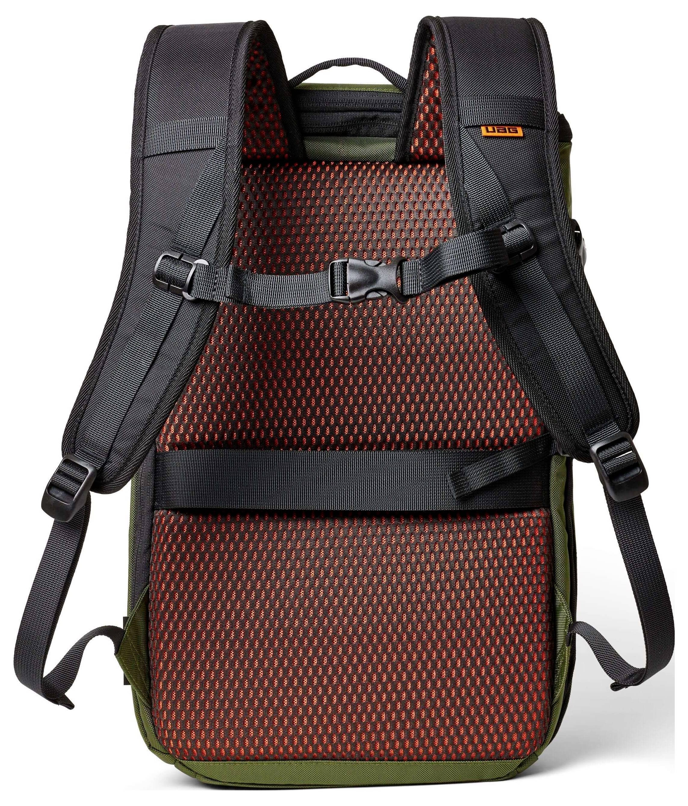 Ein Rucksack mit roter Netzpolsterung und schwarzen Riemen mit einem orangenen Logo oben.