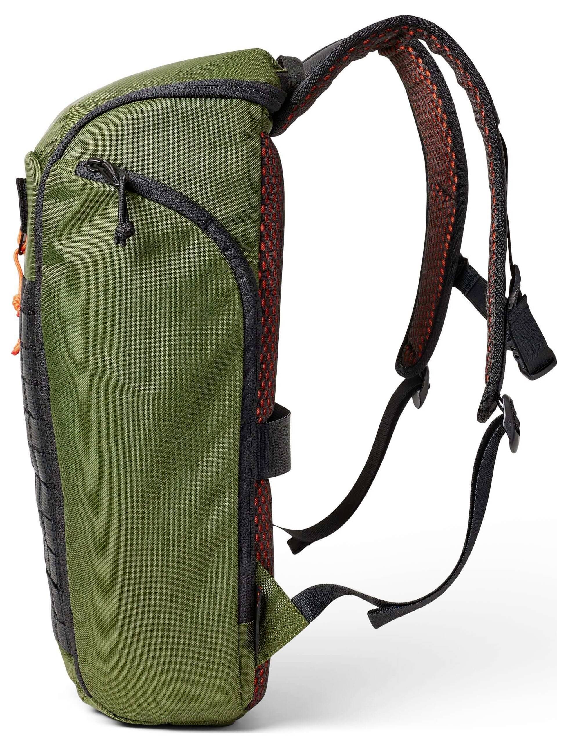 Ein grün und schwarz gestreifter Rucksack mit verstellbaren Riemen und orangefarbenem Inneren, von der Seite gezeigt, für die Outdoor-Nutzung konzipiert.