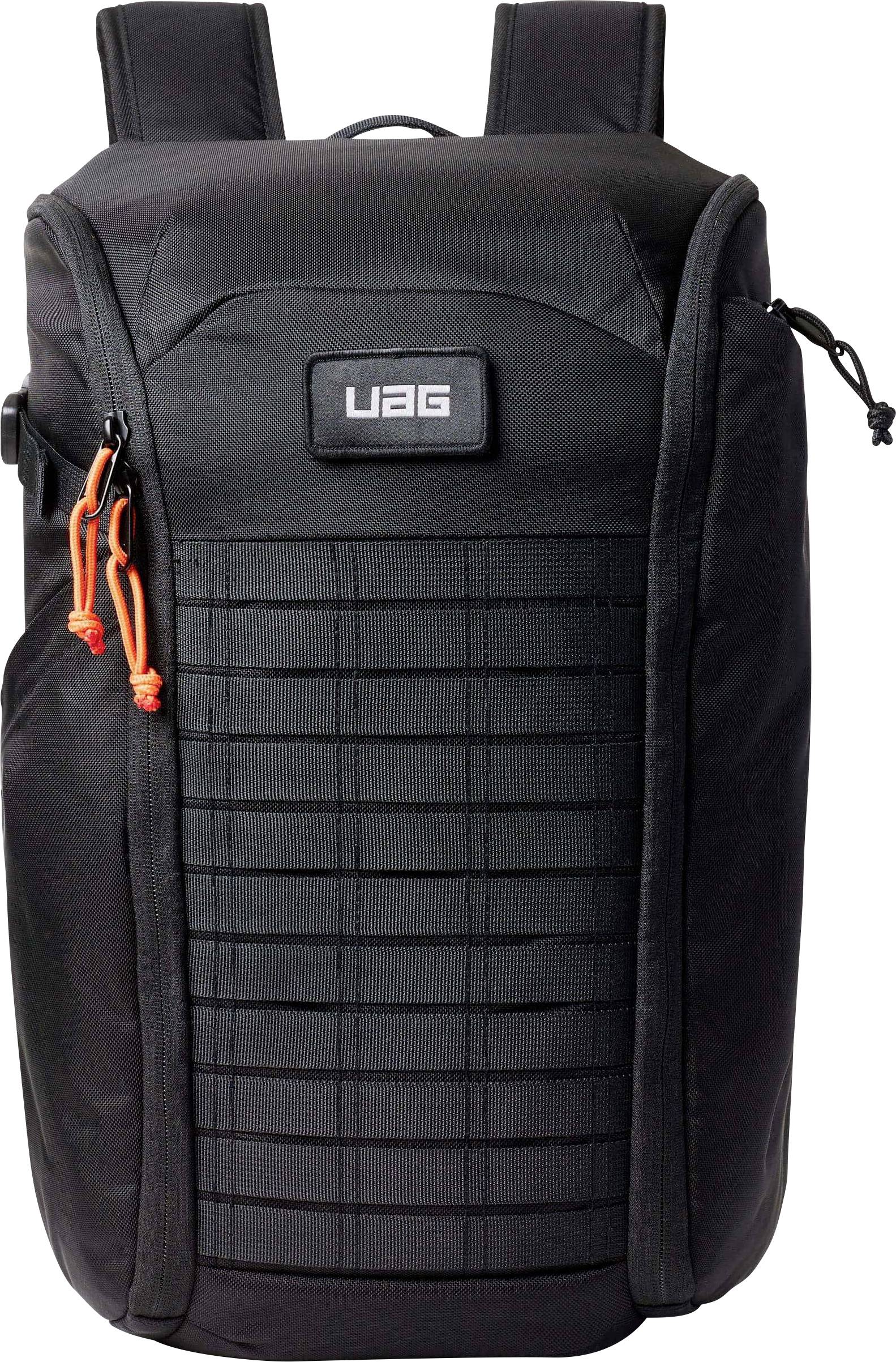 Ein schwarzer Rucksack mit zwei Schultergurten und einem Gittermuster auf der Vorderseite. Er verfügt über orange Reißverschlusszüge und ein rechteckiges Logo in der Nähe der Oberseite.