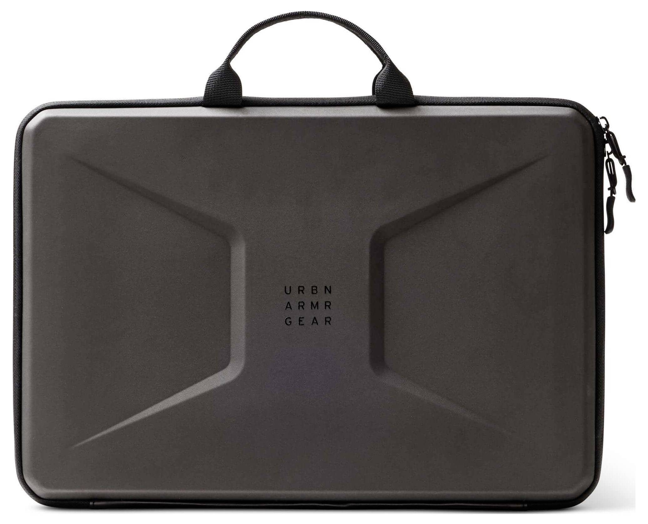 Ein robustes schwarzes Laptop-Etui mit Griff, auf dessen Vorderseite der Text „URBN ARMOR GEAR
