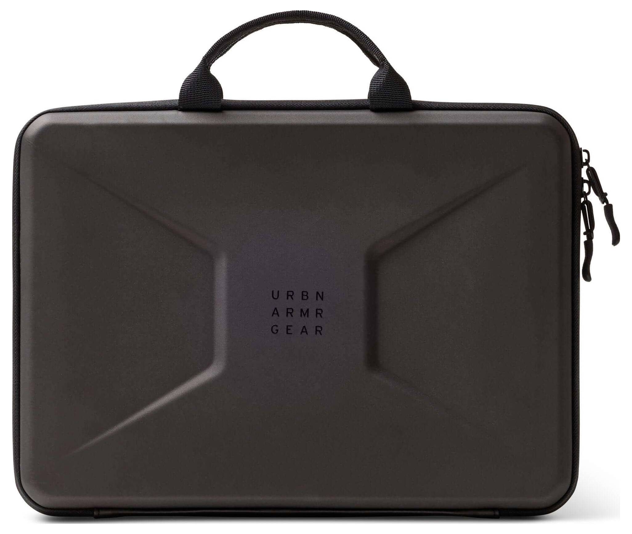 Ein schwarzes Urban Armor Gear Schutzgehäuse für Laptops mit Griff und Reißverschluss, das durch ein robustes, kantiges Design besticht.