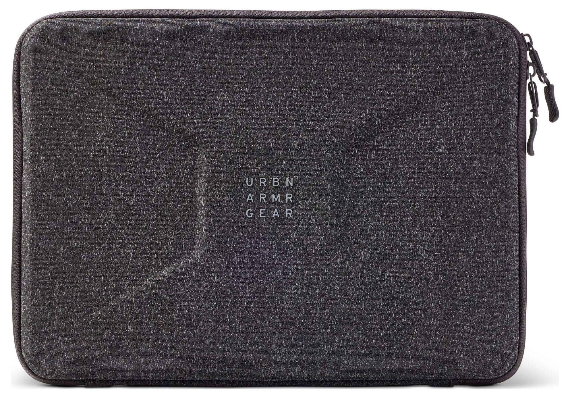 Eine Laptop-Schutzhülle mit dunkelster strukturierter Oberfläche und zentriertem Text 