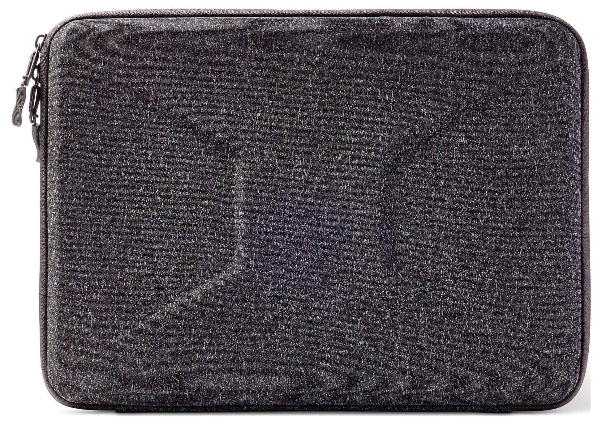 Eine schwarze, rechteckige Laptop-Tasche mit subtlem eckigem Design auf der Vorderseite, sichtbarer Reißverschluss in der oberen linken Ecke.