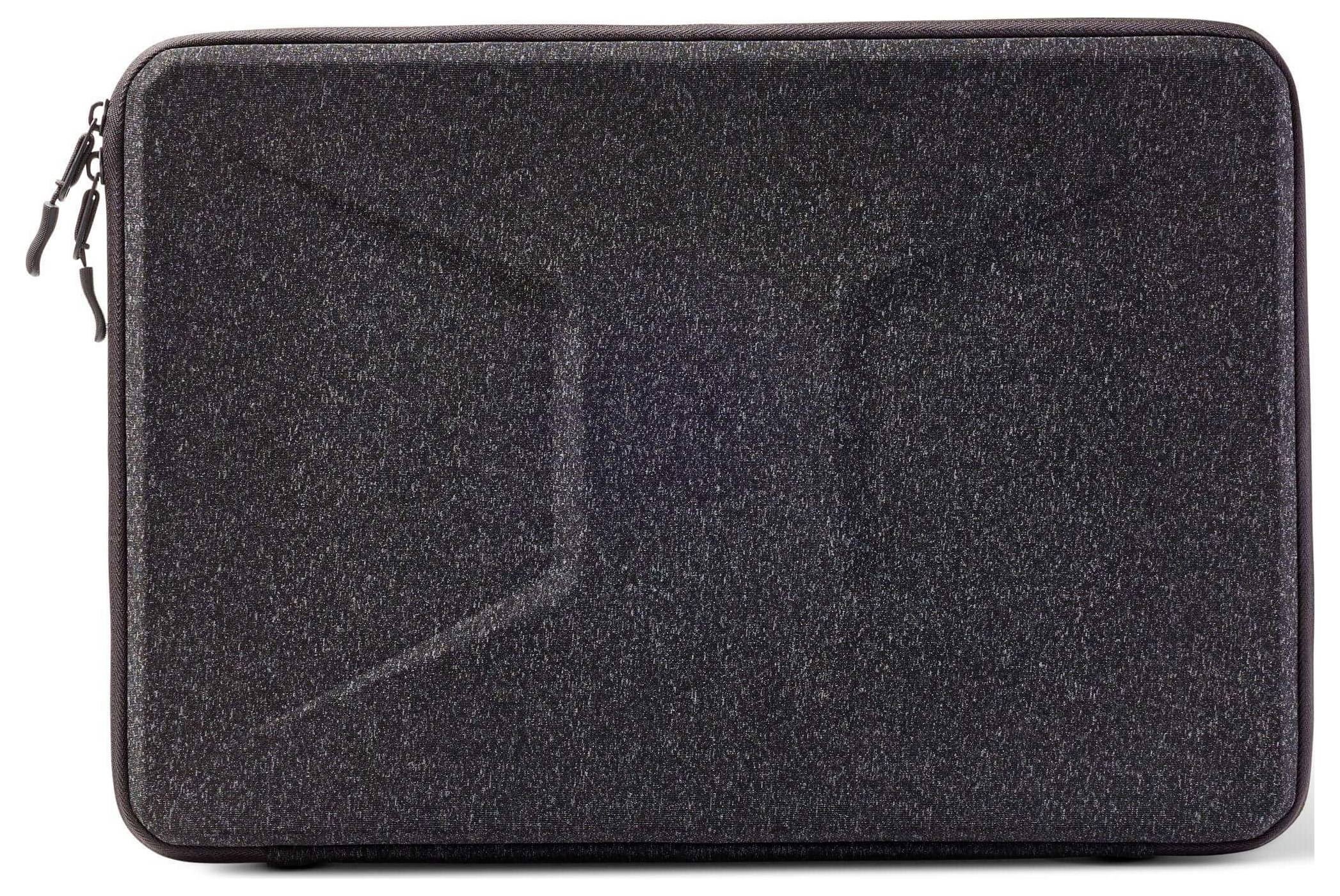 Eine schwarze Laptop-Schutzhülle mit strukturierter Oberfläche, die mit einem Reißverschluss auf der linken Seite verschlossen wird und zum Schutz elektronischer Geräte konzipiert ist.